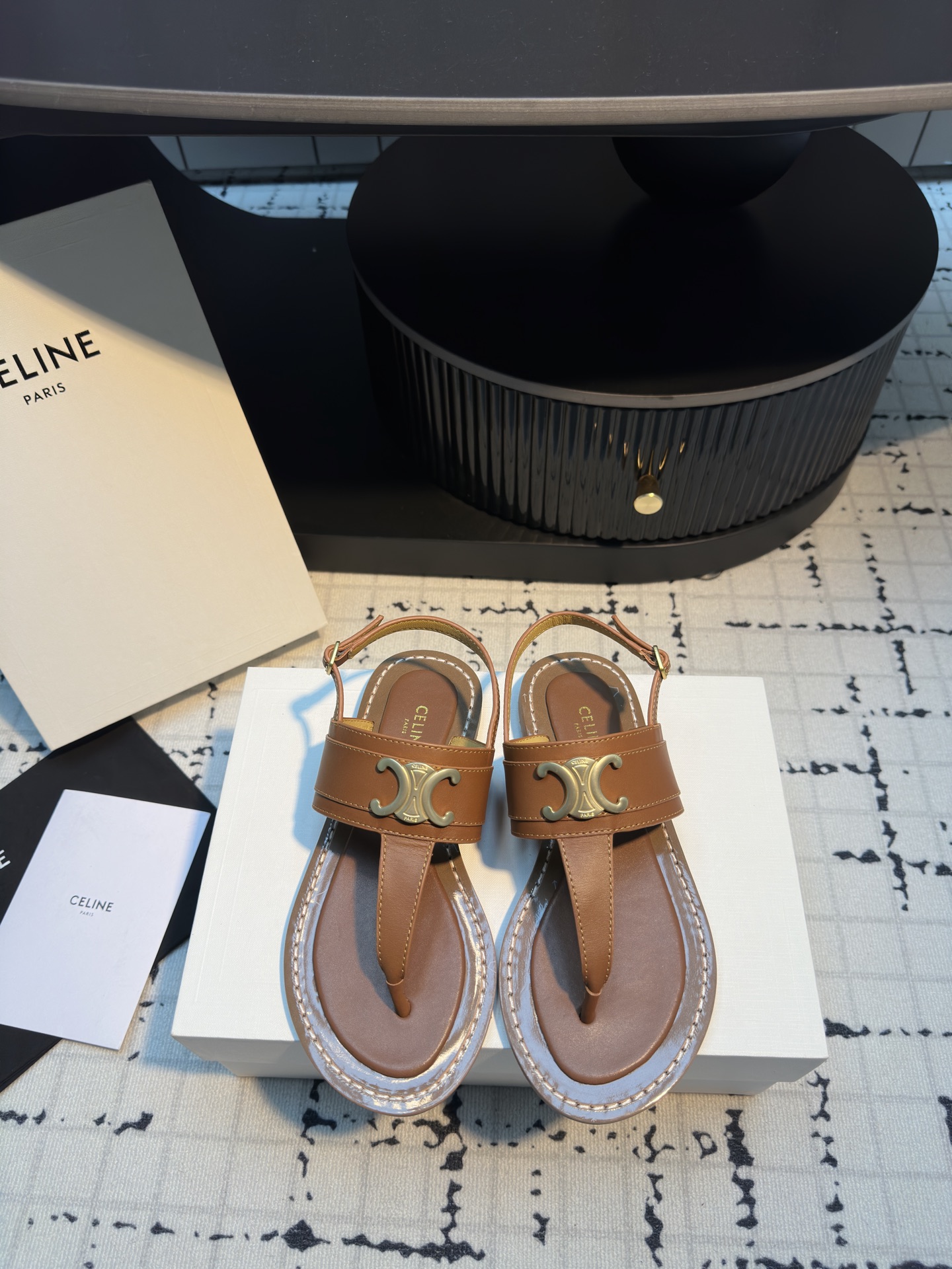 NO:406891,Celine2025 summer new Roman clip-toe sandals This year's sandals are really beautiful!  There are many simple and retro styles that are suitable for summer matching. The simple upper design and the classic Arc de Triomphe logo are used as an embellishment. The overall visual is particularly pleasing and easy to match!  Size 35/40 (40 custom made without return or replacement), sandals, celine, sandals19860909Celine2025夏季新款罗马夹趾凉鞋 今年的凉鞋真的超美！简约中带有复古风格真多很适合夏日的搭配 鞋面简约的设计搭配经典的凯旋门logo作为点缀整体视觉特别耐看又好搭配！ 码数35/40（40定做不退不换）,凉鞋,celine,sandals,Women's Shoes