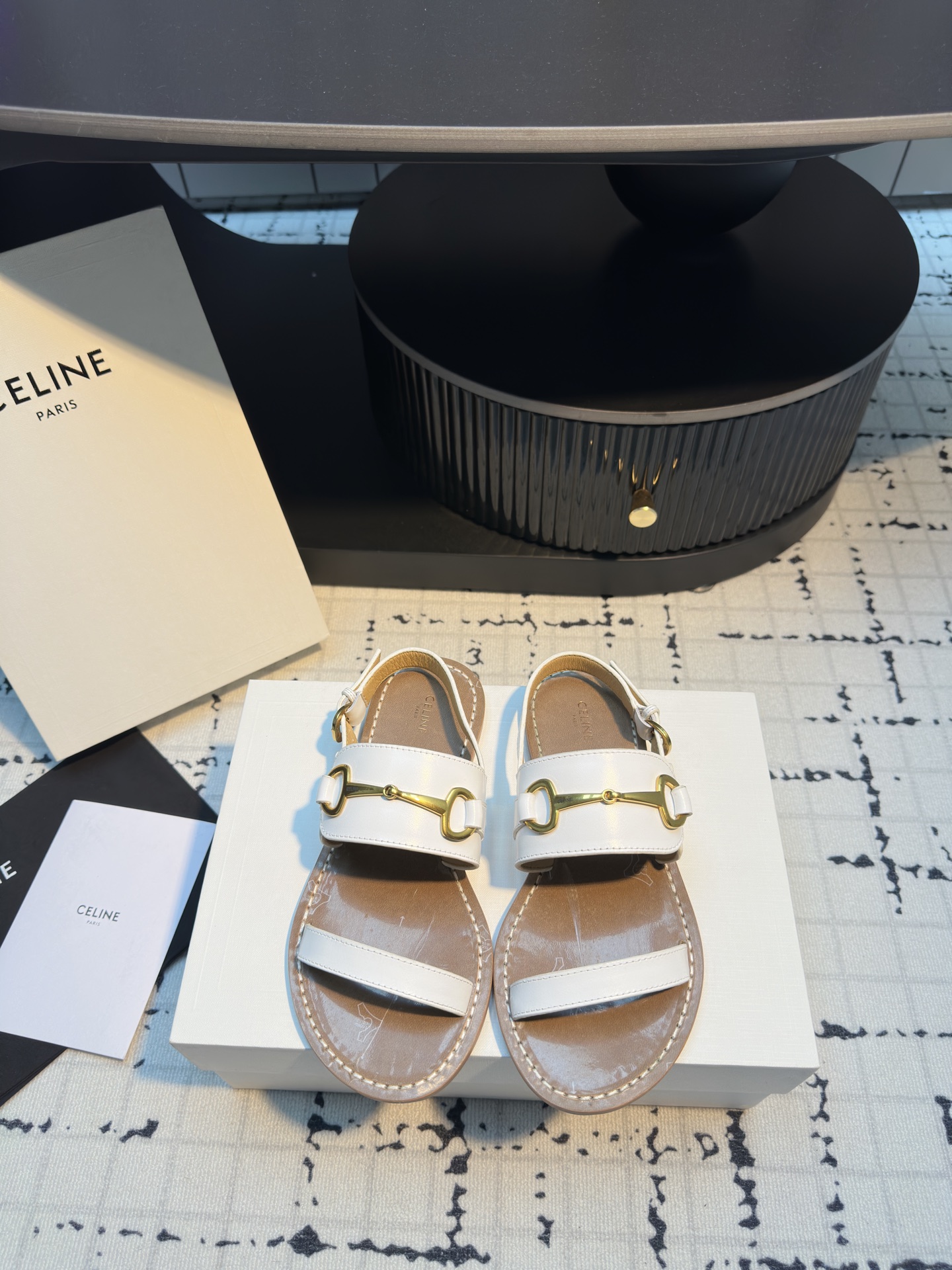 NO:406893,Celine2025 Summer New Roman Sandals This year's sandals are really beautiful!  There are many simple and retro styles that are suitable for summer matching. The simple upper design and the classic Arc de Triomphe logo are used as an embellishment. The overall visual is particularly pleasing and easy to match!  Size 35/40 (40 custom made without return or replacement), sandals, celine, sandals19860909Celine2025夏季新款罗马凉鞋 今年的凉鞋真的超美！简约中带有复古风格真多很适合夏日的搭配 鞋面简约的设计搭配经典的凯旋门logo作为点缀整体视觉特别耐看又好搭配！ 码数35/40（40定做不退不换）,凉鞋,celine,sandals,Women's Shoes