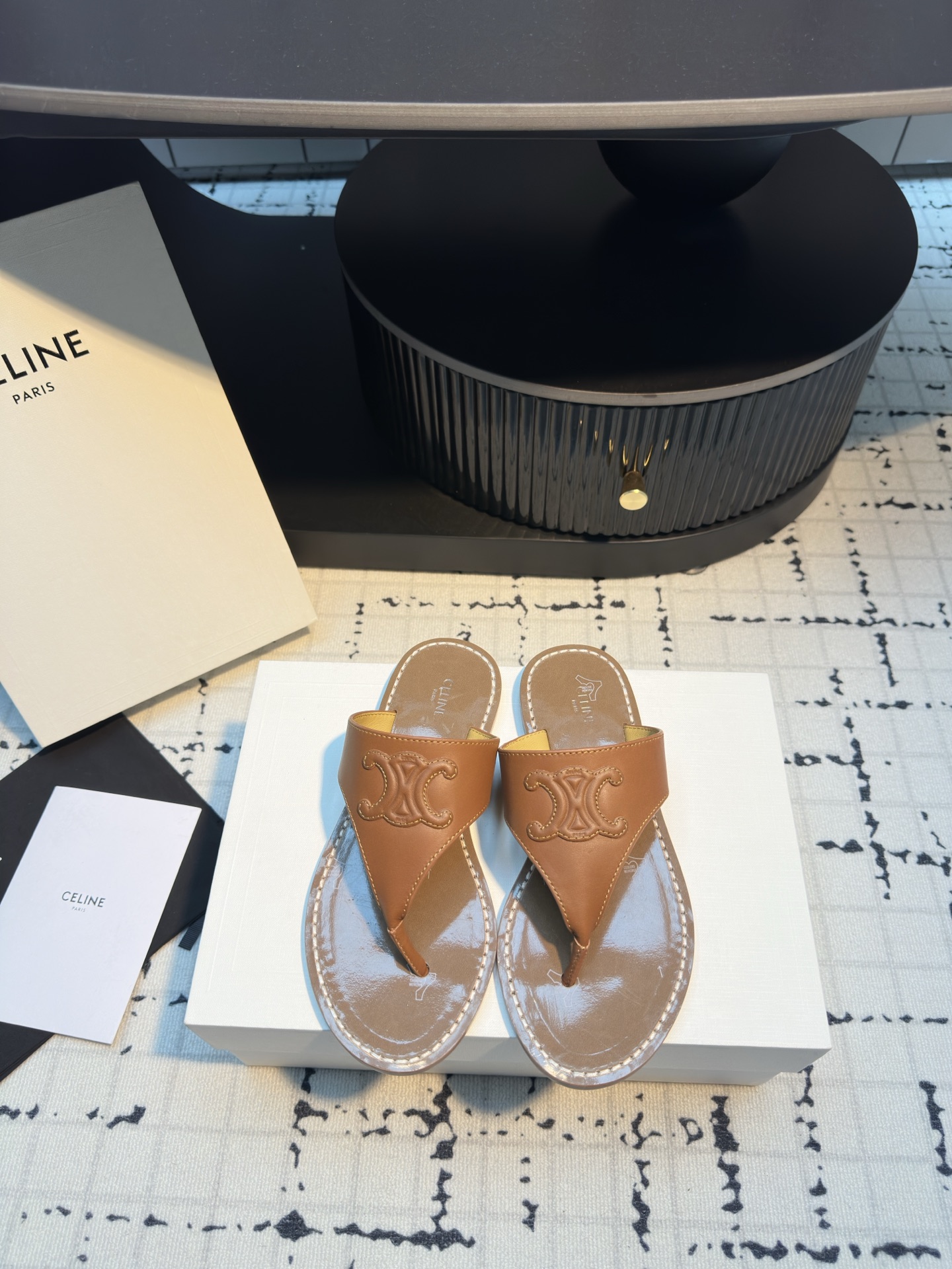 NO:406868,Celine2025 summer new Roman clip-toe flip flops This year's sandals are really beautiful!  There are many simple and retro styles that are suitable for summer matching. The simple upper design and the classic Arc de Triomphe logo are used as an embellishment. The overall visual is particularly pleasing and easy to match!  Size 35/40 (40 custom made without return or replacement), slippers, celine, sandals, slippers19860909Celine2025夏季新款罗马夹趾人字拖 今年的凉鞋真的超美！简约中带有复古风格真多很适合夏日的搭配 鞋面简约的设计搭配经典的凯旋门logo作为点缀整体视觉特别耐看又好搭配！ 码数35/40（40定做不退不换）,拖鞋,celine,sandals,slippers,Women's Shoes