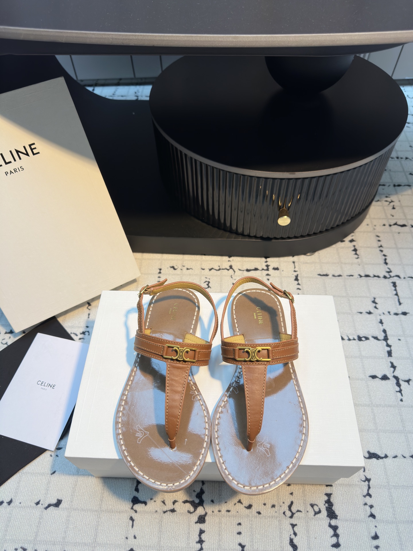 NO:406871,Celine2025 summer new Roman clip-toe sandals This year's sandals are really beautiful!  There are many simple and retro styles that are suitable for summer matching. The simple upper design and the classic Arc de Triomphe logo are used as an embellishment. The overall visual is particularly pleasing and easy to match!  Size 35/40 (40 custom made without return or replacement), sandals, celine, sandals19860909Celine2025夏季新款罗马夹趾凉鞋 今年的凉鞋真的超美！简约中带有复古风格真多很适合夏日的搭配 鞋面简约的设计搭配经典的凯旋门logo作为点缀整体视觉特别耐看又好搭配！ 码数35/40（40定做不退不换）,凉鞋,celine,sandals,Women's Shoes