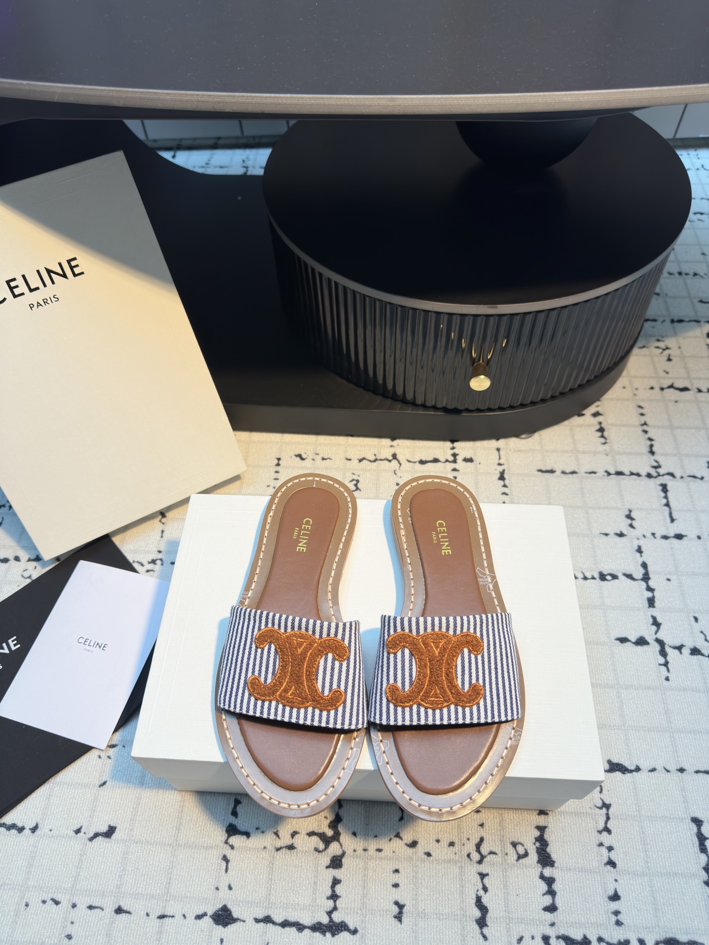 NO:406877,Celine|2025 Summer New Arc de Triomphe Flat Slippers Full of French Romantic Style, H is dragged all over the ground, but Arc de Triomphe can make you unique, the overall shoe shape is very light, the weight is very light, the spring girl begins to be restless~ It is very fashionable to match it with small skirts or jeans at will!  Size 35/40 (40 custom made without return or replacement), slippers, celine, slippers, skirts, jeans19860909Celine|2025夏季新款凯旋门平底拖鞋 满满的法式浪漫风情话说H拖遍地都是夏天但凯旋门能让你与众不同鞋型整体就很轻便自重很轻春姑娘开始躁动~随意搭配小裙子或牛仔裤都很时髦！ 码数35/40（40定做不退不换）,拖鞋,celine,slippers,skirts,jeans,Women's Shoes