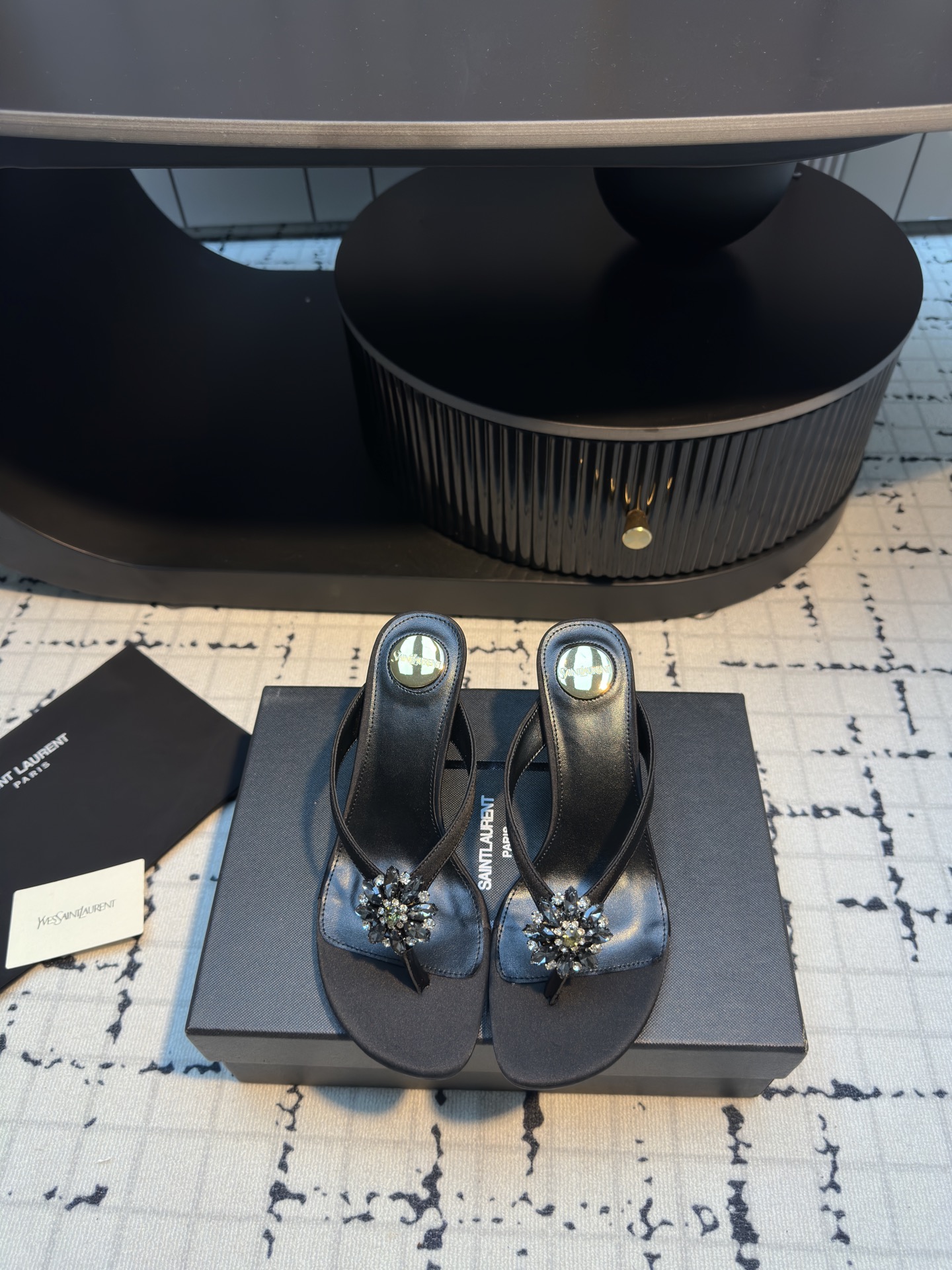 NO:407689,SAINT LAUREN* YSL Yang Shulin's new rhinestone buckle high heel slippers, the beautiful beauty high heels of the young lady, elegant, charming and sexy, full of femininity!  Silk upper, inner foot pad sheepskin, outsole, Italian leather outsole, heel height 7.5cm, size 35/40 (40 custom made, no return or replacement), split-toed shoes, saint laurent, saint laurent, high heels, slippers, sheepskin, real silk, Leather soles19860909SAINT LAUREN* YSL 杨树林新款水钻扣人字高跟拖鞋 小姐姐的美丽尤物高跟鞋 优雅迷人性感 女人味十足！ 鞋面真丝 内里垫脚羊皮 大底意大利真皮大底 跟高7.5cm 码数35/40（40定做不退不换）,分趾鞋,saint laurent,saint laurent,high heels,slippers,sheepskin,real silk,Leather soles,Women's Shoes