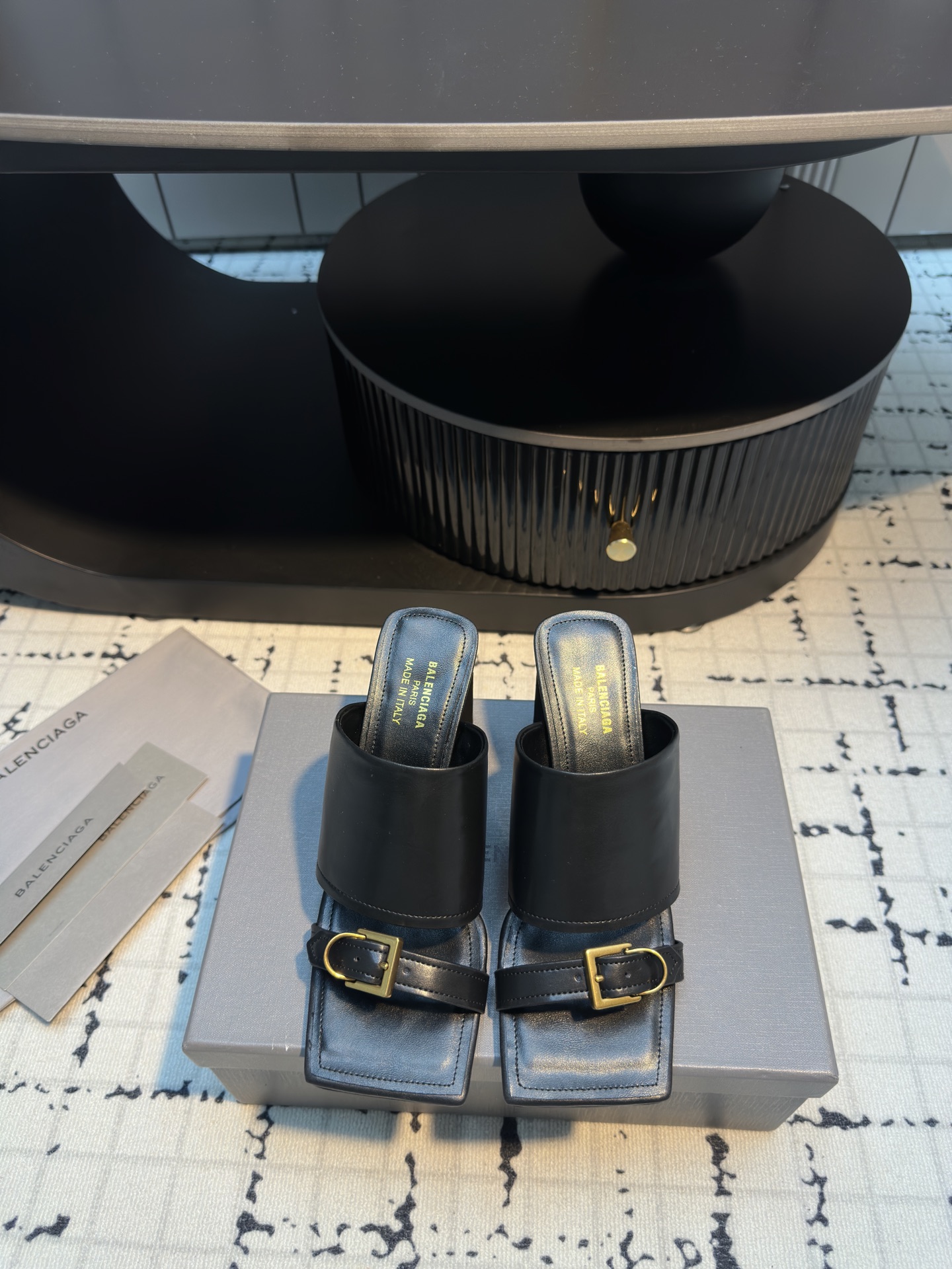 NO:407686,Balenciag* new square-toe high-heeled slippers, sweet and cool girl’s favorite, it’s really hot to wear, a must-have for hot girls!  Cowhide upper original mold opening hardware inner sheepskin outsole Italian leather outsole heel height 8.5cm size 35/40 (40 custom made without return or replacement), high heels slippers, balenciaga, high heels, slippers, cowhide, sheepskin, Leather soles19860909Balenciag*新款方头高跟拖鞋 甜酷girl的最爱 上脚真的太辣了 辣妹必备！ 鞋面牛皮 原版开模五金 内里羊皮 大底意大利真皮大底 跟高8.5cm 码数35/40（40定做不退不换）,高跟鞋拖鞋,balenciaga,high heels,slippers,cowhide,sheepskin,Leather soles,Women's Shoes