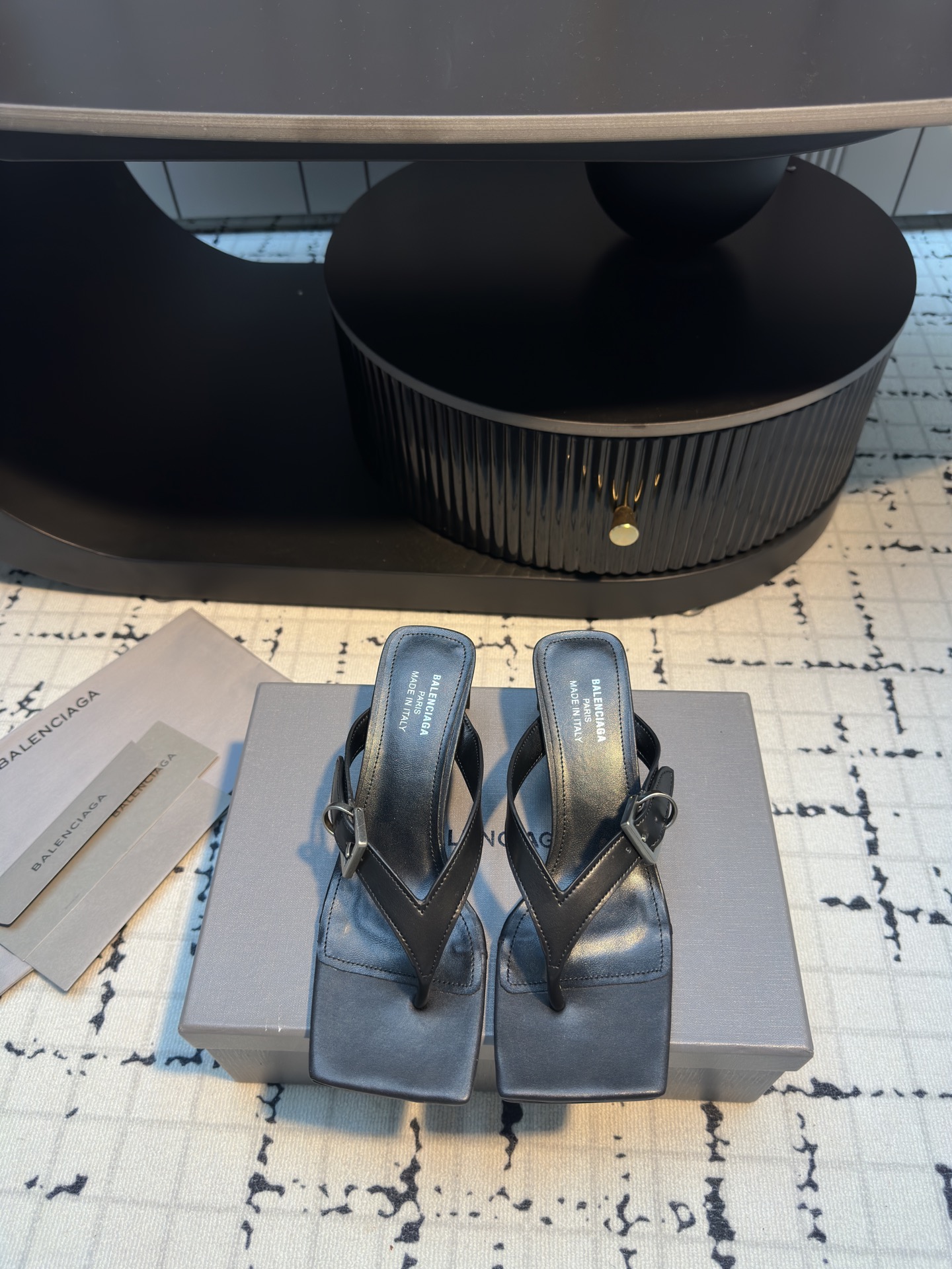 NO:407683,Balenciag* new square-toe high-heeled slippers, sweet and cool girl’s favorite, it’s really hot to wear, a must-have for hot girls!  Cowhide upper original mold opening hardware inner sheepskin outsole Italian leather outsole heel height 5cm size 35/40 (40 custom made without return or replacement), split-toed shoes, balenciaga, slippers, cowhide, sheepskin, Leather soles19860909Balenciag*新款方头高跟拖鞋 甜酷girl的最爱 上脚真的太辣了 辣妹必备！ 鞋面牛皮 原版开模五金 内里羊皮 大底意大利真皮大底 跟高5cm 码数35/40（40定做不退不换）,分趾鞋,balenciaga,slippers,cowhide,sheepskin,Leather soles,Women's Shoes