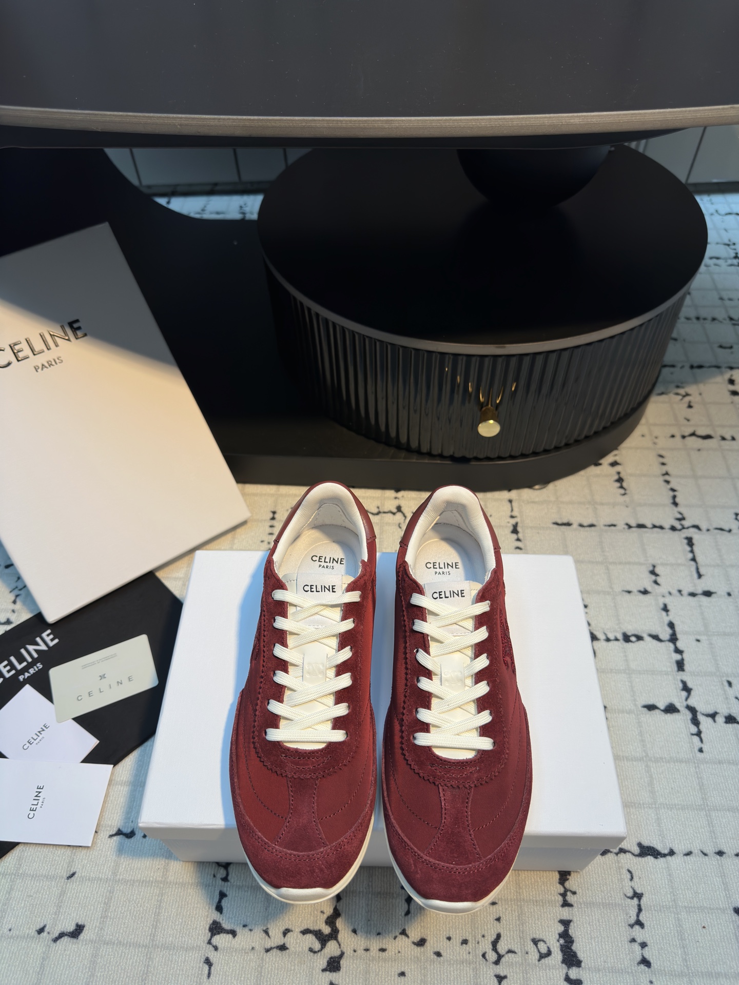 NO:407694,CELIN* The latest Racer Forrest Gump shoes for spring and summer sports shoes. Many celebrity fashion bloggers plant grass. Forrest Gump shoes are classic and timeless. Cool and versatile. Whether it is sports style or casual wear on the street, it can be perfectly adapted to easily enhance the texture of the overall shape. Moreover, the design of this pair of shoes is very suitable for the foot shape, and it is not tired of walking. It is also breathable in spring and summer and will not sweat. Whether you are shopping, traveling or exercising, it can become your best match. The upper is high mercerized cowhide splicing breathable cloth. Original private molding outsole. Size 35/40 (40 custom made without return or replacement), casual shoes/sports shoes, celine, sneakers, cowhide19860909CELIN* 思琳春夏最新款Racer 阿甘鞋 运动鞋  超多明星时尚博主种草 阿甘鞋鞋型设计经典永不过时 酷帅又百搭无论是运动风穿搭 还是日常出街的休闲装,它都能完美适配,轻松提升整体造型的质感 而且这双鞋的设计很贴合脚型,走路不累脚,春夏穿着也很透气,不会闷汗 不管你是去逛街、旅行还是运动,它都能成为你的最佳搭子 鞋面高丝光牛皮拼接透气布 原版私模大底 码数35/40（40定做不退不换）,休闲鞋/运动鞋,celine,sneakers,cowhide,Women's Shoes