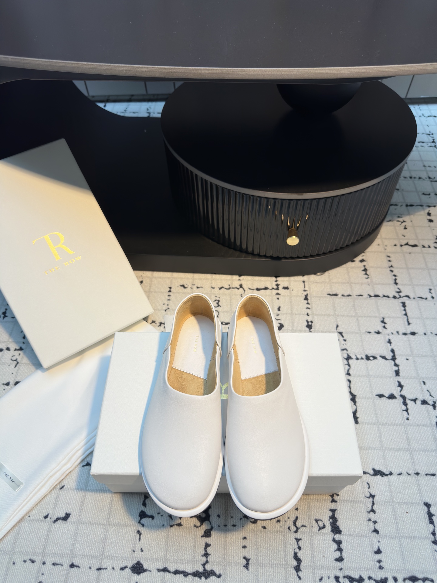 NO:407691,Purchase level the row leather minimalist flat-soled loafers, bagging craftsmanship!  The foot feel is really the most comfortable style I have ever worn in history, so soft!  The socks must take it away. It has a high-end and simple feeling, in fact, in addition to being beautiful, its comfort is really easy to wear so hard that it is reluctant to take it off!  Paired with jeans, suit pants, skirts are not inconsistent. The upper is customized and imported water-dyed calfskin and suede. Neillu suede. Original rubber sole. Size 35/41 (40.41 custom made without return or replacement), loafers, skirts, jeans, business suit, cowhide, chamois leather19860909代购级别the row真皮极简一脚蹬平底乐福鞋 套包工艺！脚感真的是史上我穿过最最舒服的款式太柔软啦！磨脚星人一定要收了它 有一丢高级又简约的感觉其实除了好看以外它的舒适度真的是好穿到舍不得脱下来啦！搭配牛仔裤 西装裤 半身裙都毫无违和感 鞋面原版定制进口水染小牛皮、麂皮 内里lu麂皮绒 大底原厂橡胶底 码数35/41（40.41定做不退不换）,乐福鞋,loafers,skirts,jeans,business suit,cowhide,chamois leather,Women's Shoes