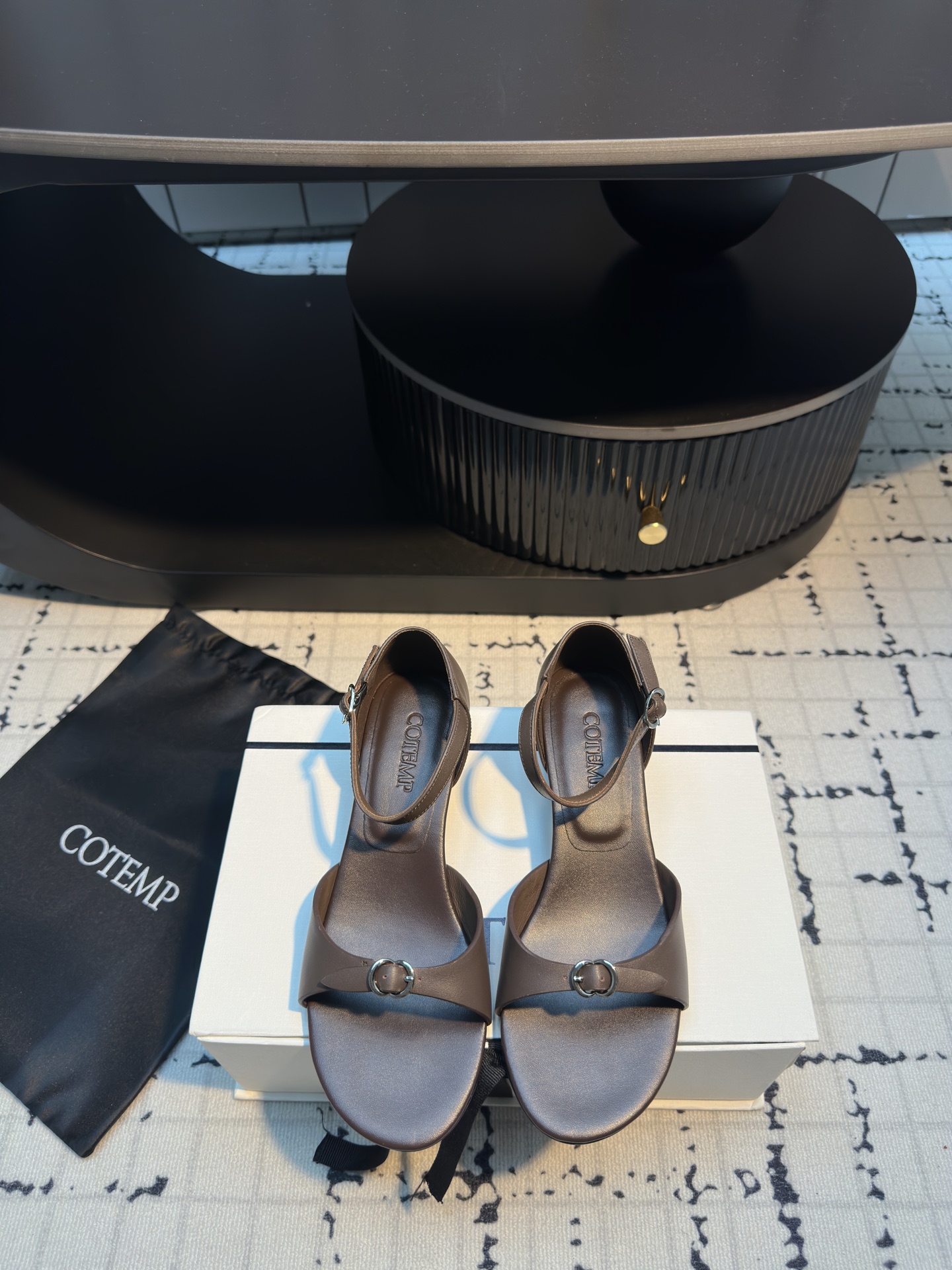 NO:407575,Cotemp /ss Fashionable British style sandals Fashionable sandals, quality remains the same, differentiated versions on the market, self-purchased original version independently developed, customized cowhide fabrics, Italian mixed lambskin footbeds, original molded and sole upper cowhide, large sole size 35/40 (40 custom made without return or replacement), sandals, sandals, cowhide, sheepskin19860909Cotemp /ss 时髦英伦风凉鞋 时髦凉鞋 、品质依旧、区别市面抢出版本、自购原版独立开发、鞋面订制对版牛皮面料、意大利混种小羊皮垫脚、原版开模大底 鞋面牛皮 大底开模大底 码数35/40（40定做不退不换）,凉鞋,sandals,cowhide,sheepskin,Women's Shoes