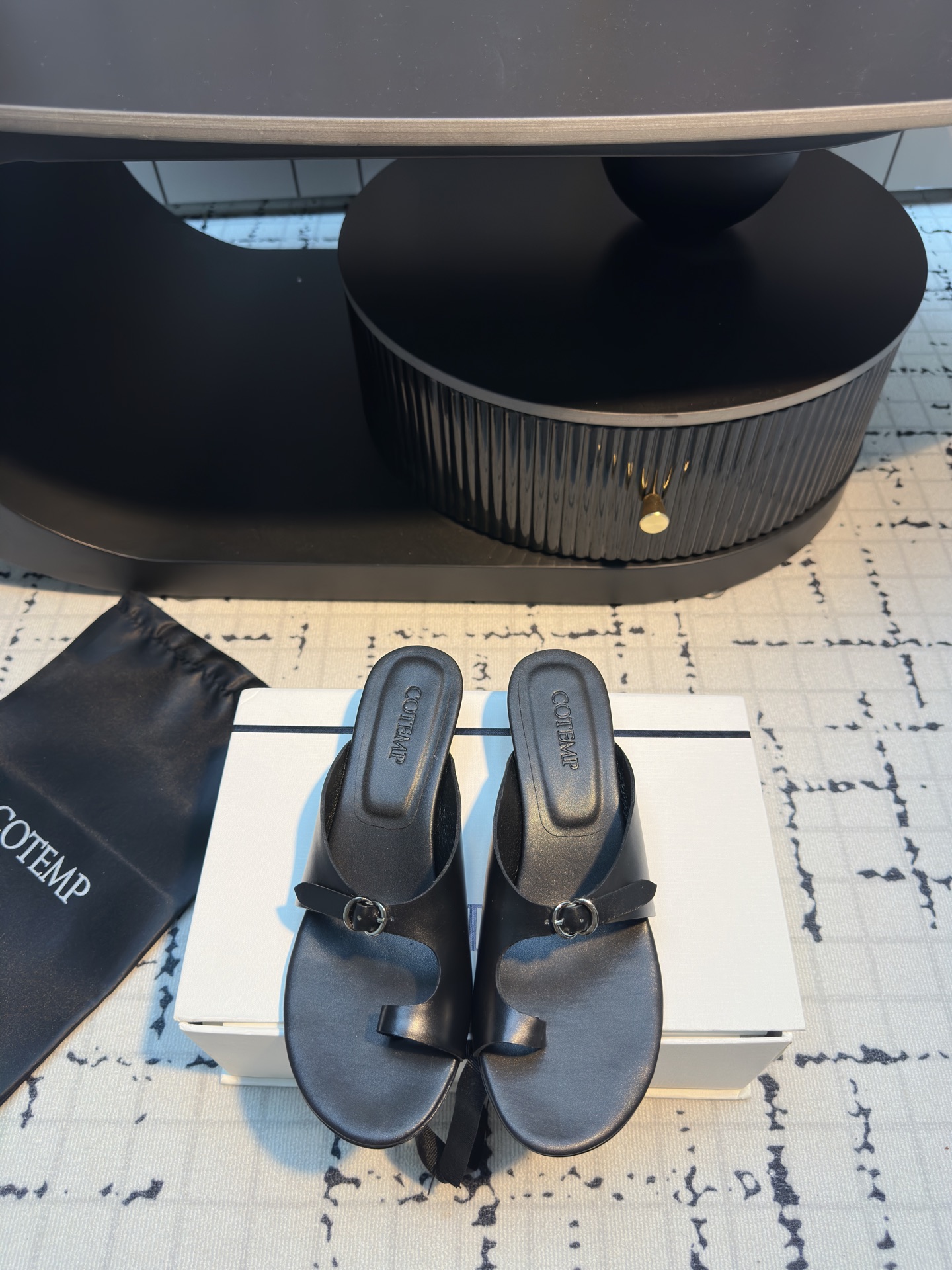 NO:407688,Cotemp /ss Fashionable British style slippers Fashionable sandals, quality remains the same, differentiated versions on the market, self-purchased original version independently developed, customized upper cowhide fabric, Italian mixed lambskin footbed, original mold open sole cowhide upper cowhide open sole Size 35/40 (40 custom made without return or replacement), split-toe shoes, sandals, slippers, cowhide, sheepskin19860909Cotemp /ss 时髦英伦风拖鞋 时髦凉鞋 、品质依旧、区别市面抢出版本、自购原版独立开发、鞋面订制对版牛皮面料、意大利混种小羊皮垫脚、原版开模大底 鞋面牛皮 大底开模大底 码数35/40（40定做不退不换）,分趾鞋,sandals,slippers,cowhide,sheepskin,Women's Shoes