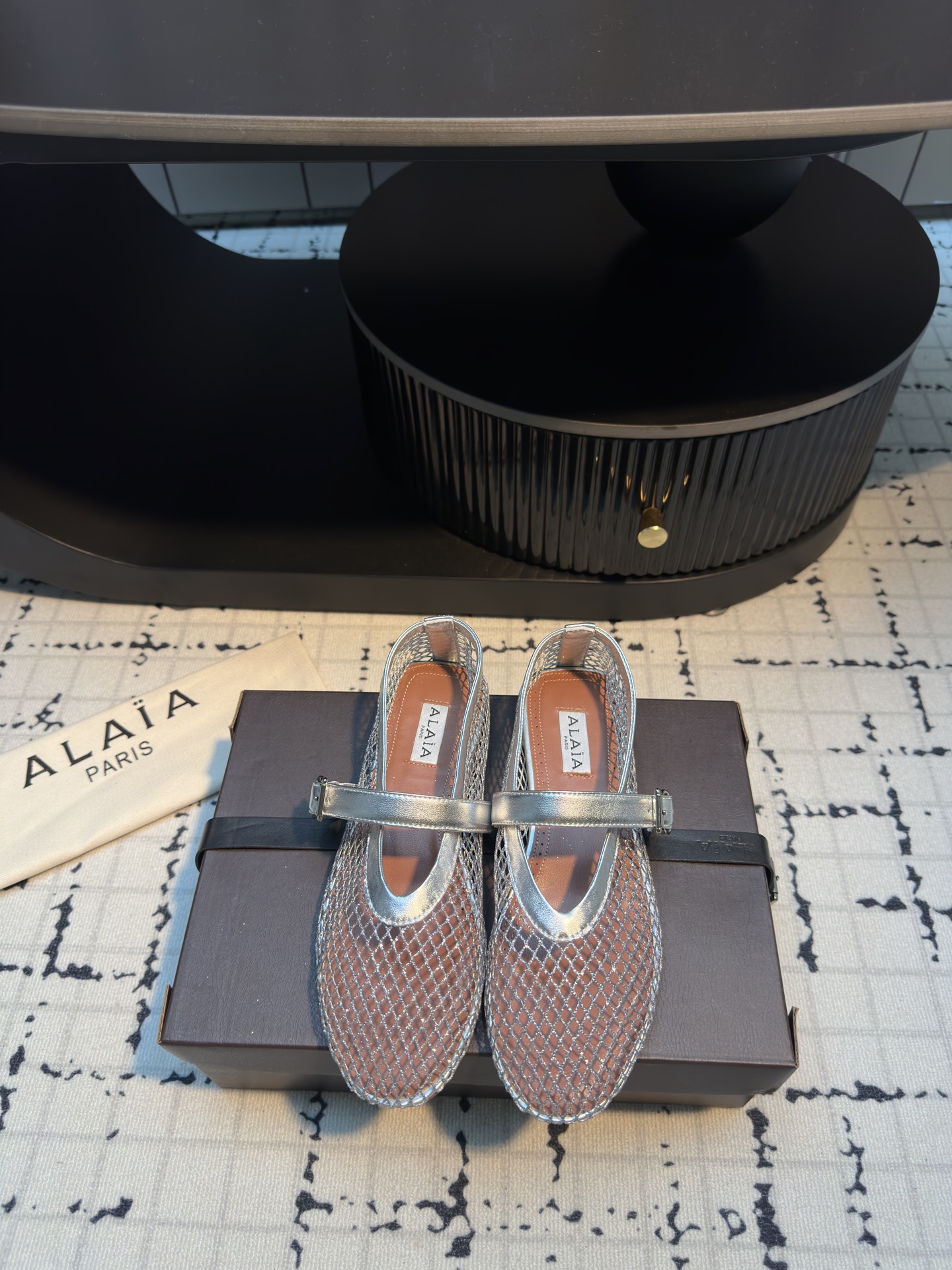 NO:407577,Alaiya hollow fishing net flat ballet shoes, purchasing quality ~ no pressure to enter and exit, a hazy feeling ~ the most beautiful fishing net shoes are in Alaia, the foot is huge, soft and easy to wear ~ the shoe shape is good to wrap, fashionable and elegant ~ invincible versatile ~ skirt and trousers are available for you to choose from slack, elegant, and tightly grasped. The exclusive original 1:1 customized imported mesh yarn, the inner grain mixed-bred sheepskin, the sole is exclusive original 1:1 without difference, one size and one model ~ open private mold to customize TPU raw glue outsole, different from market currency ~ high quality is absolutely different 34/42 (34.40.41.42 custom-made, no return or exchange) Ordinary box Original box, ballet shoes, alaia, skirts, sheepskin19860909阿莱亚镂空渔网平底芭蕾舞鞋 代购品质～出入无压力 若隐若现的朦胧感～最美渔网鞋就在 Alaia 上脚巨软巨好穿～鞋型包裹性好～时尚优雅～无敌百搭～裙装裤装任你挑～松弛感、优雅感、拿捏的死死的 鞋面独家原版1:1定制进口网纱 内里粒面混种羊皮里 大底独家原版1:1无差别一码一模～开私模定制TPU生胶大底 区别市场通货～高品质绝对不一样 码数34/42（34.40.41.42定做不退不换） 普通盒 原版盒,芭蕾舞鞋,alaia,skirts,sheepskin,Women's Shoes