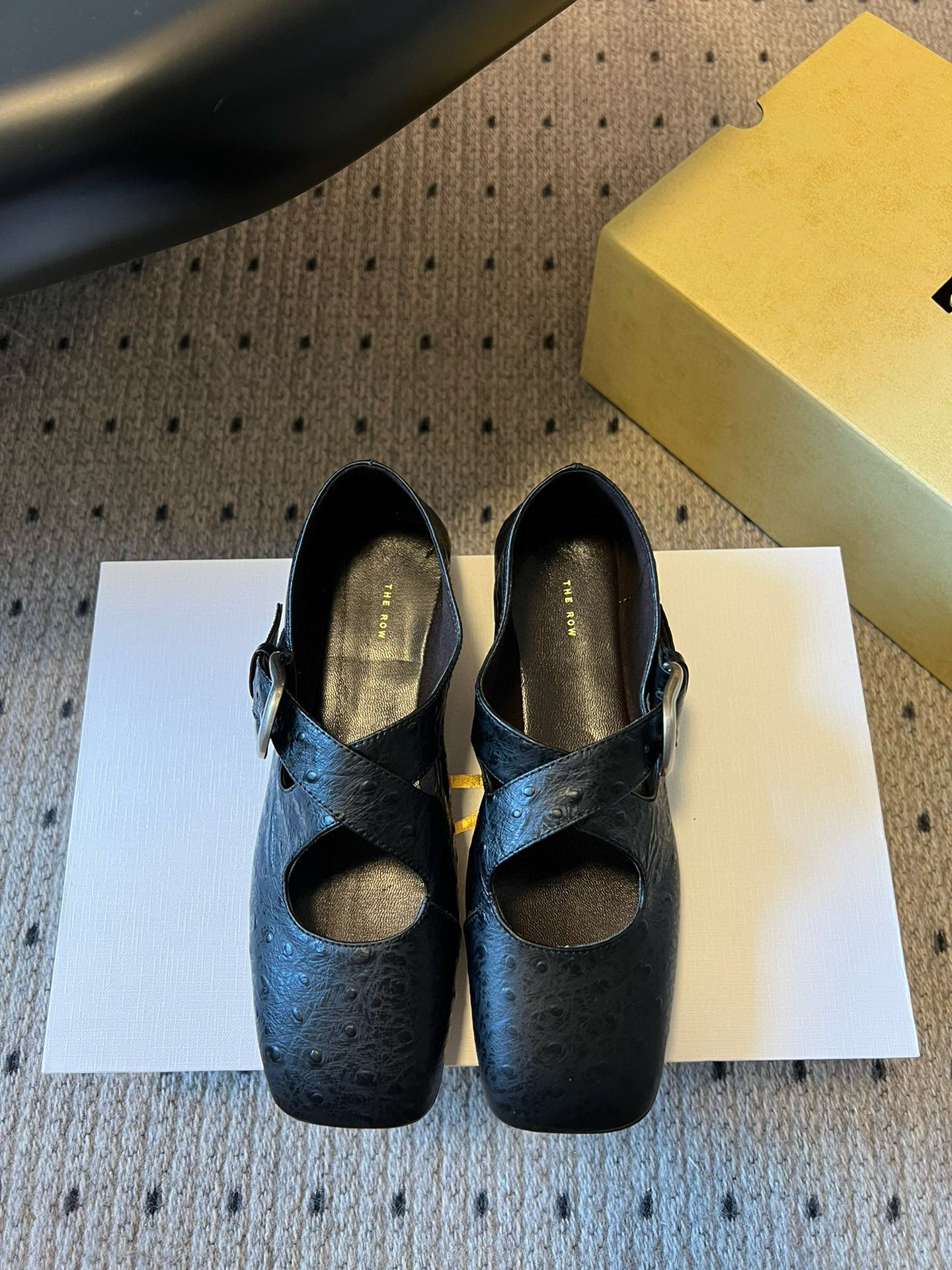 NO:407685,The Row 25/AW cross-sole shoes are simply the favorite of fashion experts. The new products of each season can firmly grasp everyone's attention. This shoe continues the brand's usual minimalist style, with a simple and elegant design, revealing an intellectual and elegant temperament, with smooth and tension, and can easily control it for daily travel or special occasions, allowing you to instantly transform into a goddess of temperament. The square head design is really irresistible. It is clean and neat, with a fully open aura, not only perfectly modify the shape of the feet, but also has a retro and elegant charm, which makes people fall in love with it at a glance. Ostrich-patterned cowhide foot-pad sheepskin soles Italian genuine leather soles Size 35/40 (40 custom-made, no return or replacement), single shoes, loafers, cowhide, sheepskin, Leather soles19860909The Row 25/AW乐福鞋交叉单鞋 简直是时尚达人们的心头好,每一季的新品都能牢牢抓住大家的眼球.这款鞋延续了品牌一贯的极简风格,设计简洁大气,透露出一种知性优雅的气质,线条流畅而富有张力,无论是日常出行还是特殊场合,都能轻松驾驭,让你瞬间变身气质女神. 方头设计,那真的是让人无法抗拒.它干净利落,气场全开,不仅能完美修饰脚型,还自带一种复古优雅的韵味,让人一眼就爱上. 鞋面鸵鸟纹牛皮 垫脚羊皮 鞋底意大利真皮大底 码数35/40（40定做不退不换）,单鞋,loafers,cowhide,sheepskin,Leather soles,Women's Shoes