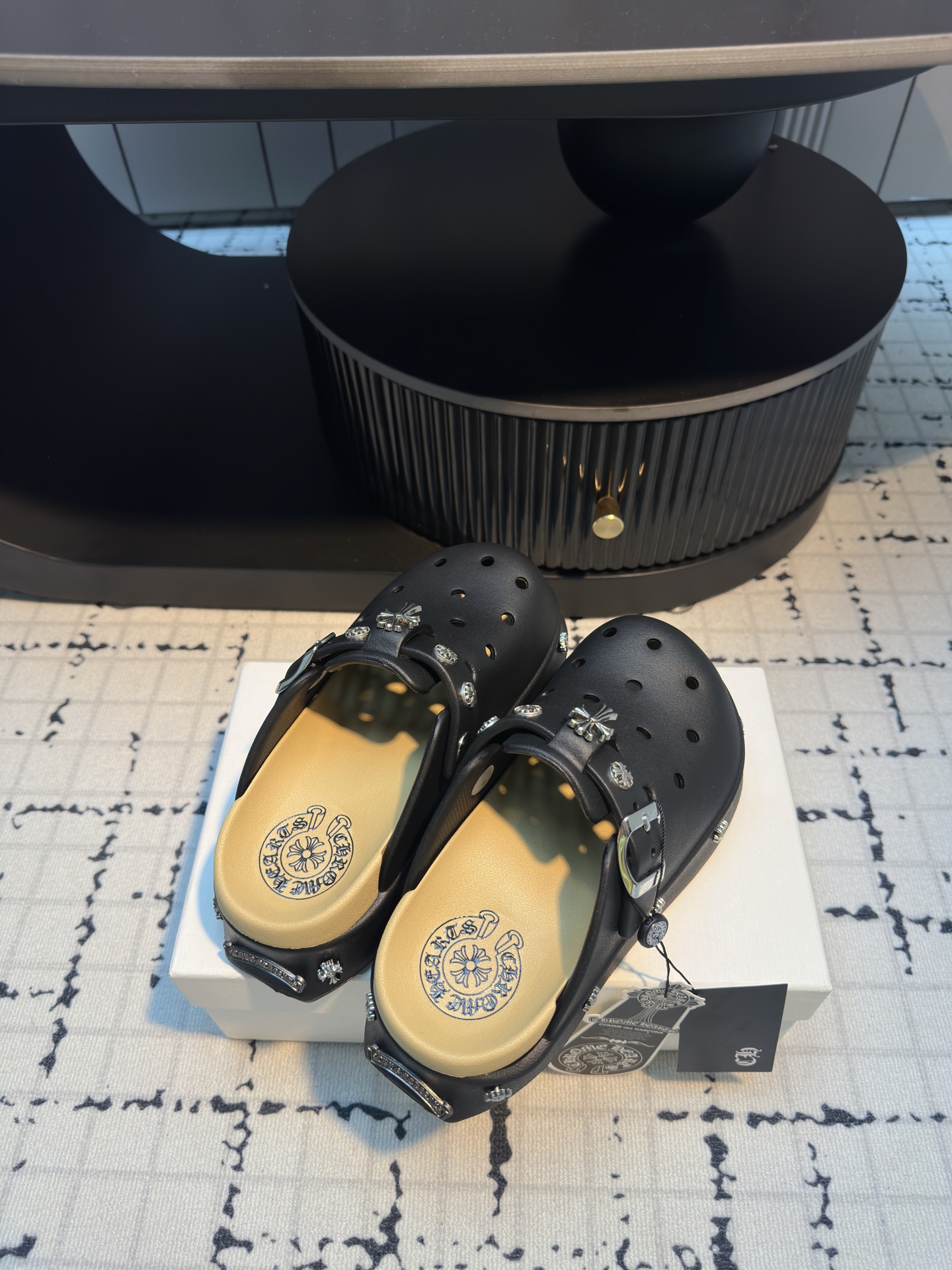 “Crozen Summer 2025 Fashion: Soft Fabrics, Comfortable Feet, High-Hearted Crowe” - 图片 2