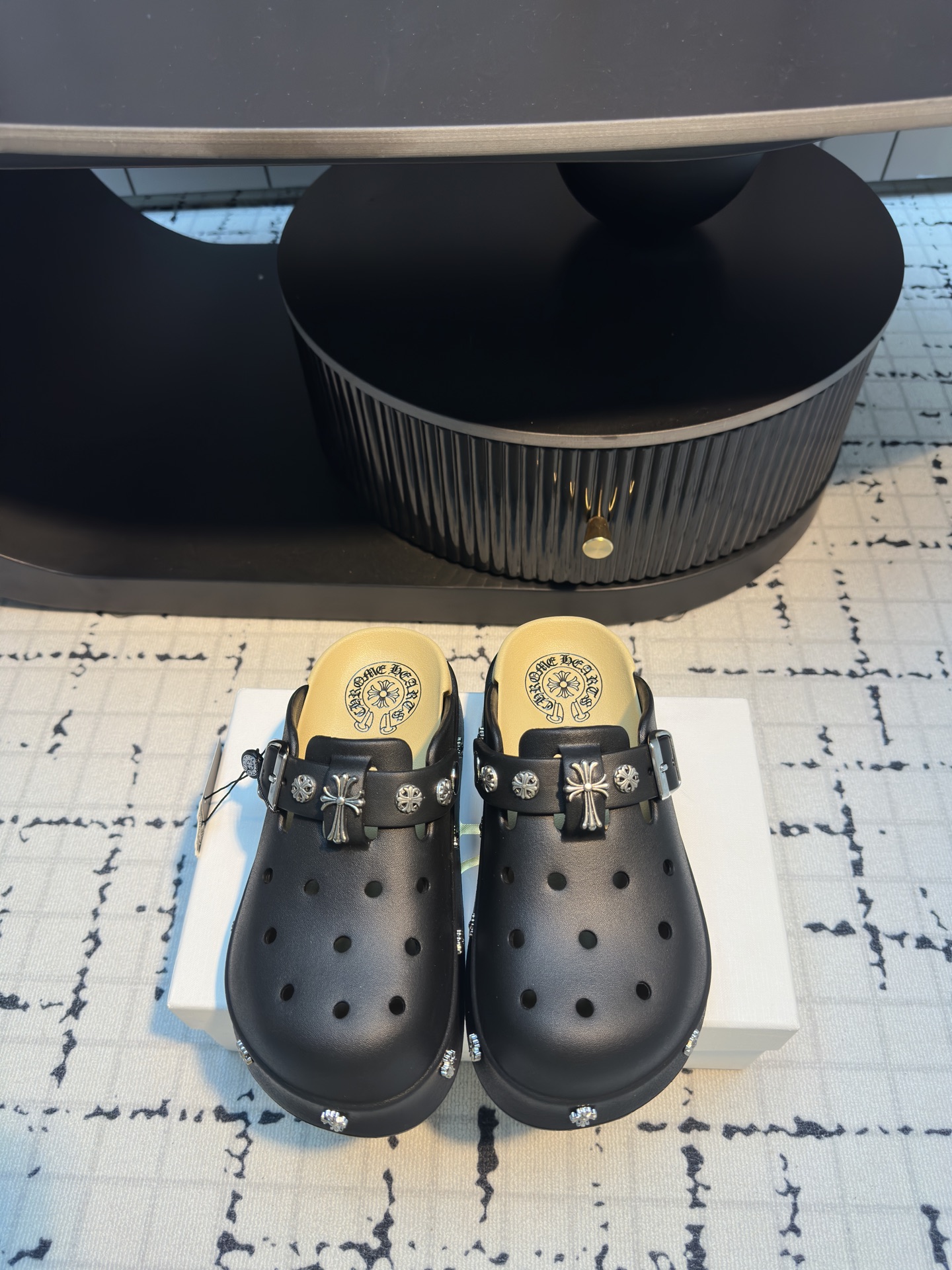 NO:407681,ChromeHearts 25ss The most popular lazy slippers this summer, Korean fashion summer fashion semi-trailer, in addition to high-end, atmospheric and upscale, it is more suitable for lazy people. It is worn with one foot, without any need to start, convenient and fast Rubber integral molding/original accessories Size 35/40 (40 custom made without return or exchange), semi-trailer, chrome hearts, chrome hearts, slippers19860909ChromeHearts 克罗心 25ss 今夏最流行的懒人拖鞋,韩版潮流夏季时尚半拖 高端大气上档次外,更适合懒人族们,一脚蹬就穿好了,都不用动下手,方便快捷 橡胶一体成型/原版配饰 码数35/40（40定做不退不换）,半拖,chrome hearts,chrome hearts,slippers,Women's Shoes