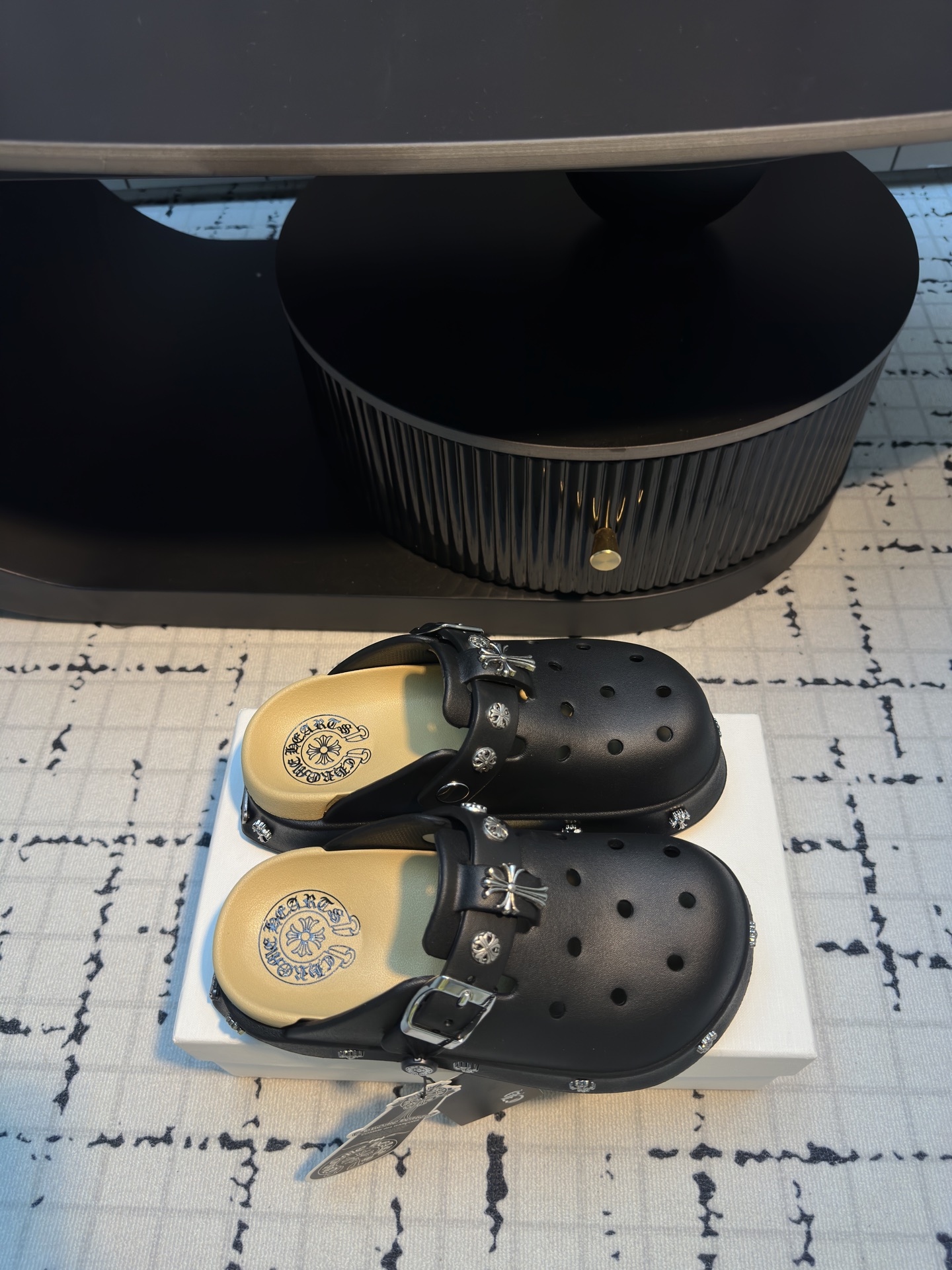 “Crozen Summer 2025 Fashion: Soft Fabrics, Comfortable Feet, High-Hearted Crowe” - 图片 1