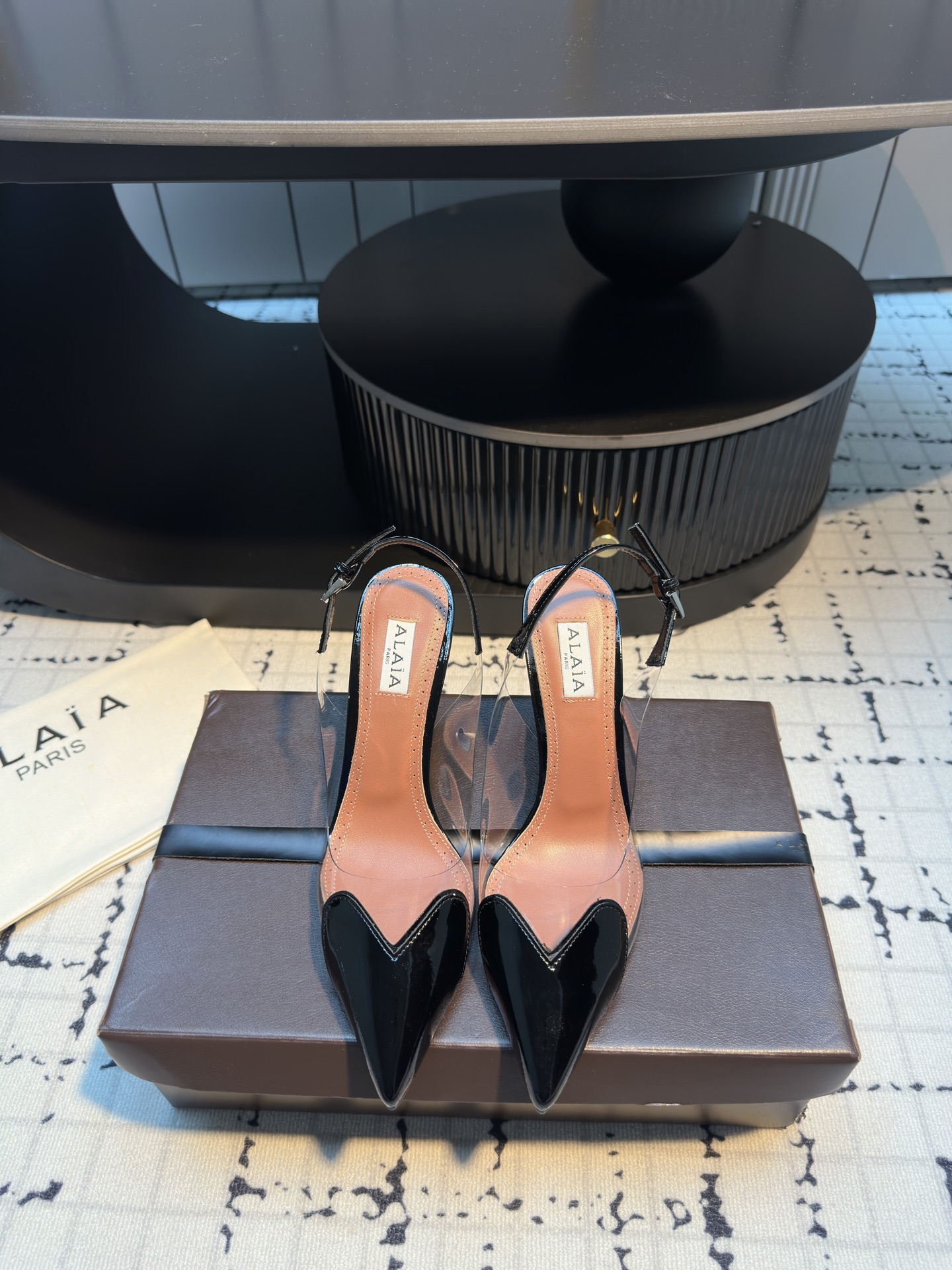 NO:415151,The top version of the new latest hit product, Xiaohongshu, is popular with Alaia High Love, Love and Sandwich series!  'DesignerofDesigners' has influenced the style of many people!  These Alaia design elements are not always appearing on the show stages of major brands. They are super popular and beautiful on their feet. The heart-shaped pattern is paired with glossy painted calfskin, which is exquisite and elegant, and it is fashionable and neat. When worn, it is casual and daily and high-end luxury, and you can control it freely. Feel the sexy power of freedom and stretch!  Elegant temperament, a variety of colors, you can choose from!  It can be pure and elegant or passionate and hot to choose the different colors you want according to different styles. Flat or high heels, royal sister or sweet girl, with versatile styles and freely match. Fabric patent leather, imported film, inner lining. Foot pad sheepskin sole imported from Italy, injection molded leather sole, heel height 9cm, size 34/42 (34.40.41.42 custom made without return or exchange) Ordinary box Original box, high heels, sandals, alaia, sandals, high heels, cowhide, sheepskin19860909顶级版本新款最新爆品小红书火推Alaia High Love爱心细跟凉拖系列！ “DesignerofDesigners”更影响着很多人的风格！这些Alaia的设计元素不是仍不断出现在各大品牌的秀台上、超级火爆,上脚美爆 心形图案搭配光泽感漆面小牛皮,精致优雅的同时还具有时髦利落,穿上它休闲日常与高级奢华驾驭自如. 感受自由舒展的性感力量！优雅气质,多种颜色,任你选择！可以是纯洁素雅也可以是热情火辣根据不同风格选择你想要的不同的颜色 平底或高跟,御姐或甜妹,风格百变,肆意搭配. 面料漆皮,进口胶片 内里.垫脚羊皮里 鞋底意大利进口注塑真皮底 跟高9cm 码数34/42（34.40.41.42定做不退不换） 普通盒 原版盒,高跟鞋凉鞋,alaia,sandals,high heels,cowhide,sheepskin,Women's Shoes