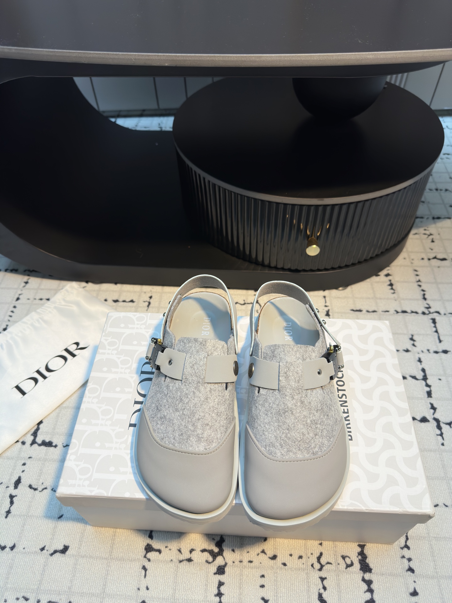 NO:415233,Birkenstock x Dior couples’ global limited edition co-branded products reinterpret TOKIO mules and MILANO sandals, two iconic Birkenstock items, combine practical functions and elegant styles, paying tribute to Mr. Dior’s enthusiasm for gardening!  I was tempted as soon as these two brands were jointly launched!  I have been looking for a purchasing agent for a long time before I got the goods. It’s really hard to find a shoe. It’s really super beautiful. Sisters, please help me!  Women's 35/40 (40 custom made no return or exchange) Men's 39/45 (45 custom made no return or exchange), sandals, birdstock, dior, dior, sandals19860909Birkenstock x Dior情侣款全球限量联名款 联名单品重新诠释 TOKIO 穆勒鞋和 MILANO 凉鞋这两款勃肯标志性单品,将实用功能与优雅风范相互融合,向迪奥先生对园艺的热情致敬！ 这两个品牌刚出联名我就心动了！ 代购找很久才买到货,真的一鞋难求,真的超级好看,姐妹们给我冲！ 女款35/40（40定做不退不换） 男款39/45（45定做不退不换）,凉鞋,birkenstock,dior,dior,sandals,Women's Shoes