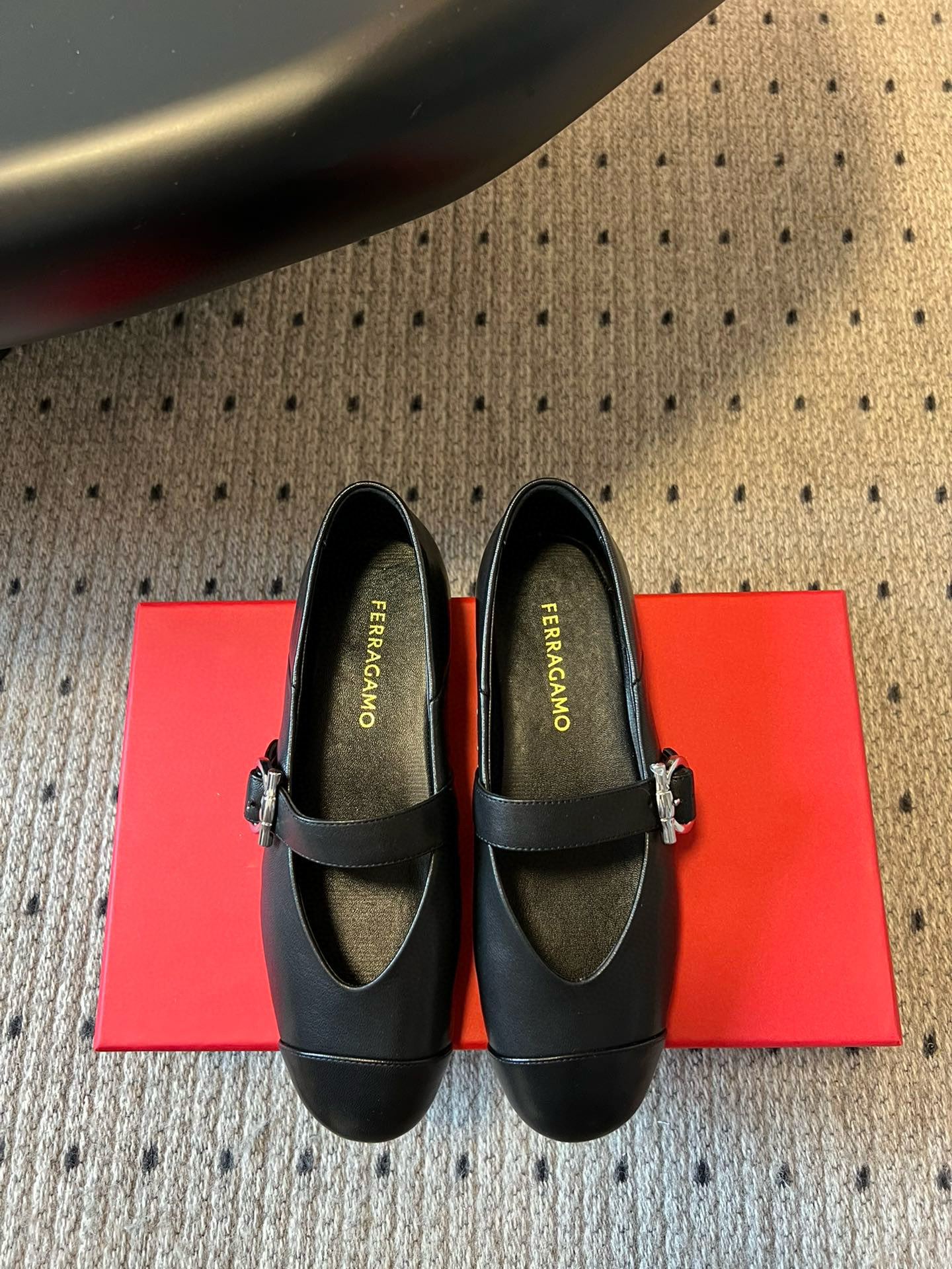 NO:415212,Purchase grade Ferragamo 25-year new Gancini ballet flat shoes. As soon as spring comes, I want to wear it simple and fashionable. Ferragamo's ballet shoes have a modern and simple style that meets soft and charming charm. Classic ballet flat shoes are rejuvenated in modern style, with classic and textured design, which is a good choice. Its design inspiration comes from the Audrey series customized for Audrey Hepburn. The Gancio buckle on the side is the brand's logo. It is simple and high-end, and it hits me immediately. The soft sheepskin material is very comfortable, and it doesn't pick the shape of the feet. It feels very wrapped when worn. It is suitable for short trips or traveling on a shopping trip. It can be worn in formal or casual occasions. When you are tired, you can still wear it on the heel and relax and instantly release your tired feet. Original custom-made Napa sheepskin inner lambskin original molded rubber bottom  Size 35/40 (40 custom made without return or replacement), single shoes, ferragamo, flats, sheepskin19860909代购级 菲拉格慕25年新款Gancini芭蕾舞平底鞋 春天一到,就想穿得简单又时髦.菲拉格慕的芭蕾鞋,现代简约风格邂逅柔美韵致.经典芭蕾舞平底鞋经现代风格焕新演绎,设计经典又很有质感,是很不错的选择,它的设计灵感来自为奥黛丽·赫本定制的Audrey系列,侧面的Gancio饰扣是品牌的标志,简约中带着高级感,一下就戳中了我 软羊皮材质很舒服,不怎么挑脚型,穿起来包裹感很好,平时短途出差或者旅行逛街,穿这双鞋都很合适,正式或休闲场合都能搭,走累了还能踩着后跟穿,放松一下,瞬间释放疲惫的双脚. 鞋面原版定制纳帕羊皮 内里小羊皮 大底原版开模橡胶底 码数35/40（40定做不退不换）,单鞋,ferragamo,flats,sheepskin,Women's Shoes