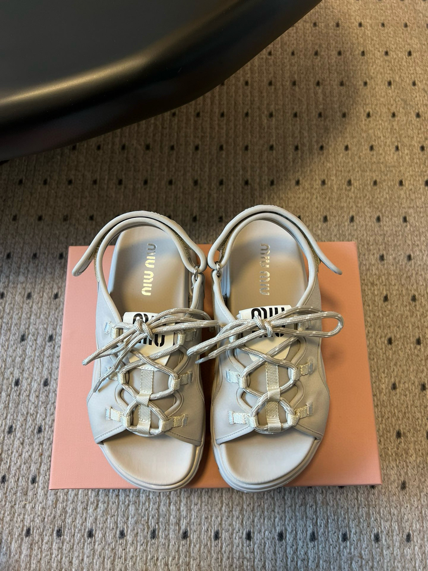 NO:415243,Miu Mi* 25ss Spring and Summer Counter New Thick-soled Sandals, a casual Thick-soled Sandals, paired with jeans, yyds, super long legs, satin upper, lycra flicker cloth, water table, original open mold Tpu mold sole, size 35/40 (40 custom made, no return or replacement), sandals, miumiu, sandals, jeans19860909Miu Mi* 25ss春夏专柜新款厚底凉鞋 上脚舒适感极好的一款休闲厚底凉鞋…搭配牛仔裤yyds…上脚超级显腿长 鞋面缎莱卡轻弹布 水台Tpu水台 鞋底原版开模Tpu模具底 码数35/40（40定做不退不换）,凉鞋,miumiu,sandals,jeans,Women's Shoes