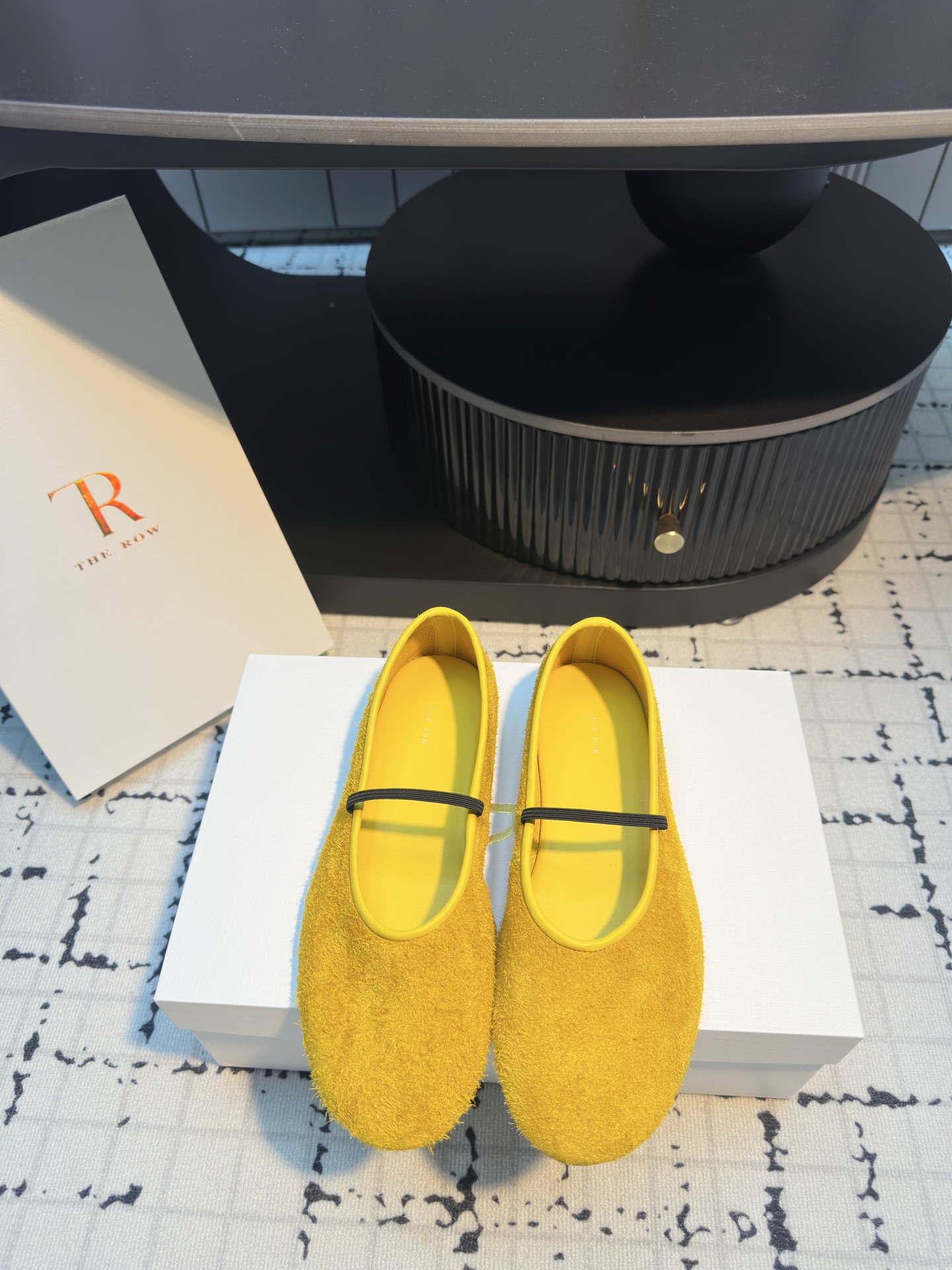 NO:408767,The row25ss early spring new cowhide retro Mary Zhen single shoes TR is always at the forefront of fashion. The simpler it looks, the more it pays attention to the materials. Although it is niche, it is very high-end. There is no big design but small details everywhere. The excellent leather texture and last craftsmanship make people fall in love with it at first sight. The round-toe shoe shape does not look stupid and gives more possibilities for wear. The toe design does not show its toes, and the hollow design is breathable and not stuffy. The upper is imported cowhide, the inner foot pad sheepskin, and the molded injection-molded rubber sole. The size is 35/40 (40 custom made without return or replacement), single shoes, mary jane, cowhide, sheepskin19860909The row25ss早春新款牛皮复古玛丽珍单鞋 TR 总是走在时尚去最前沿,看着简单越是极简,越讲究材料、它虽然小众但是很高级,没有大设计但处处都是小细节,出色的皮料质感和楦型工艺让人一眼爱上. 圆头鞋型不显憨笨赋予更多穿搭可能性,包头设计看不到脚趾,镂空设计透气性贼好不闷脚. 鞋面采用进口牛皮,内里垫脚羊皮,开模注塑橡胶大底 码数35/40（40定做不退不换）,单鞋,mary jane,cowhide,sheepskin,Women's Shoes