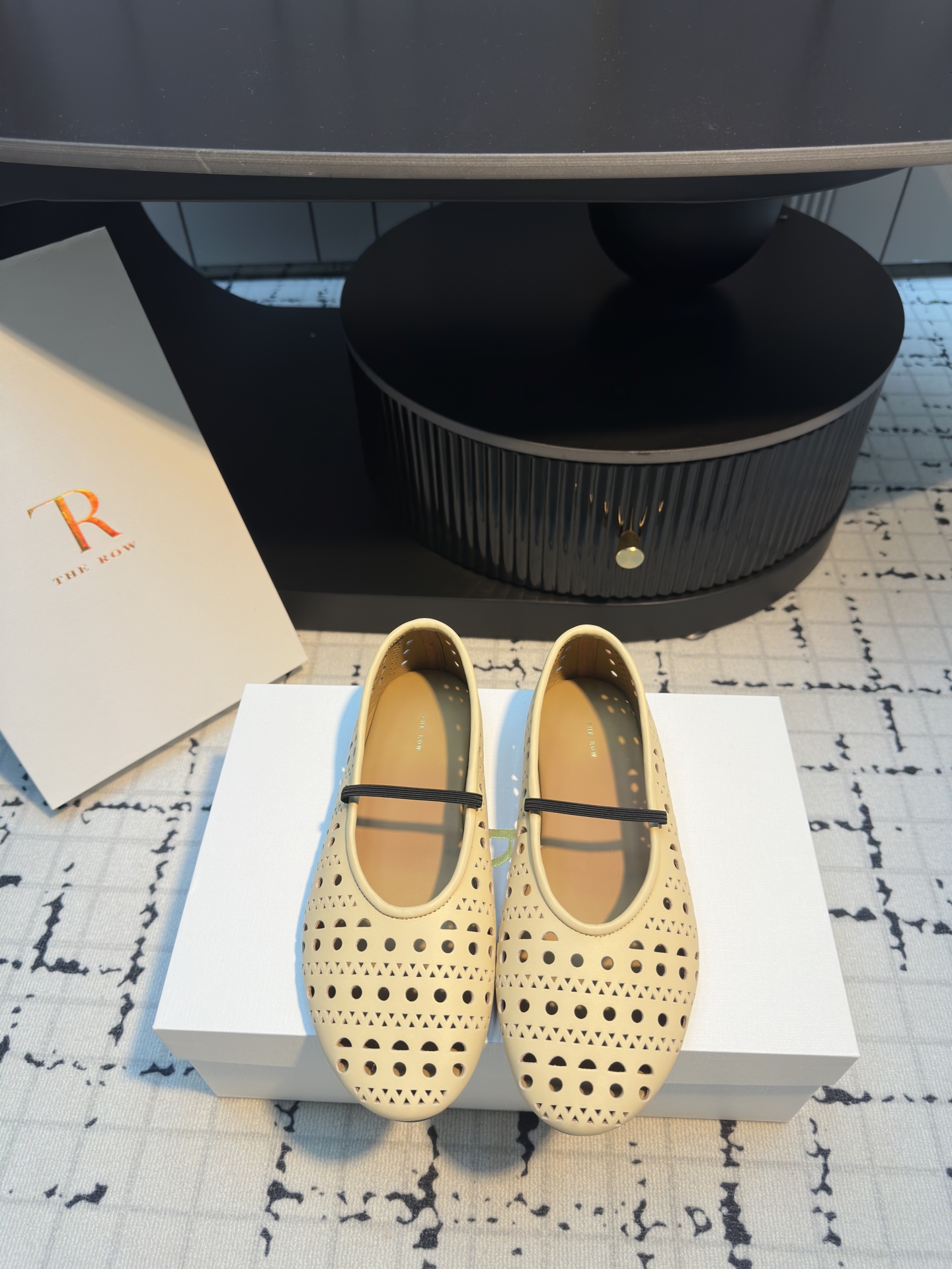 NO:408769,The row25ss early spring new punched hollow ballet shoes elastic band retro Mary Jane single shoes TR is always at the forefront of fashion. The simpler it looks, the more exquisite the materials. Although it is niche, it is very advanced. There is no big design but small details everywhere. The excellent leather texture and last craftsmanship make people fall in love with it at a glance. Retro Mediterranean Roman hollow elements, round toe shoe shape does not look stupid and gives more possibilities for wear. The toe design does not see the toes, and the hollow design is breathable and not stuffy. The upper is imported cowhide, inner foot pad sheepskin, open molded injection-molded rubber sole size 35/40 (40 custom made without return or replacement), single shoes, mary jane, cowhide, sheepskin19860909The row25ss早春新款冲孔镂空芭蕾舞鞋松紧带复古玛丽珍单鞋 TR 总是走在时尚去最前沿,看着简单越是极简,越讲究材料、它虽然小众但是很高级,没有大设计但处处都是小细节,出色的皮料质感和楦型工艺让人一眼爱上. 复古地中海罗马镂空元素,圆头鞋型不显憨笨赋予更多穿搭可能性,包头设计看不到脚趾,镂空设计透气性贼好不闷脚. 鞋面采用进口牛皮,内里垫脚羊皮,开模注塑橡胶大底 码数35/40（40定做不退不换）,单鞋,mary jane,cowhide,sheepskin,Women's Shoes