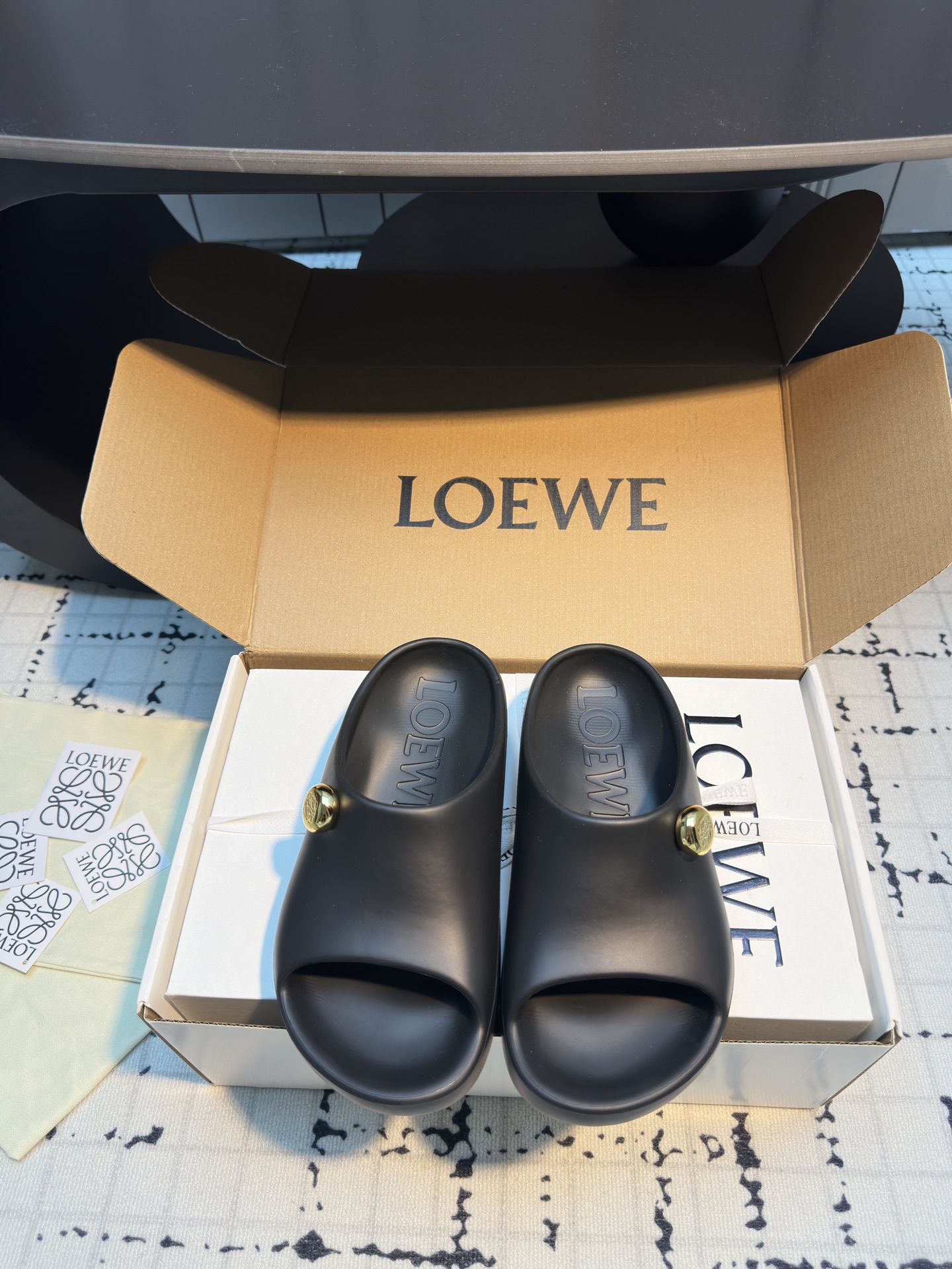 NO:408763,Loewe's new paulas limited beach slippers Loewe's summer slippers are not just worn by the beach. It's absolutely fine to wear every day, dresses and trousers, daily body leisure, super light slippers, super comfortable, wet, and wear them on the beach. The original molded rubber foam integrated molding!  Electroplating hardware buckle size 35/40 (40 custom made without return or replacement), slippers, loewe, loewe, slippers, skirts19860909Loewe罗意威新款paulas限定沙滩拖鞋 罗意威夏日拖鞋 不止是沙滩海边的穿着 日常穿完全没问题,裙装裤装,日常体闲通通拿捏,超轻拖鞋,超舒服,湿水,去沙滩穿超合适的 原版开模橡胶发泡一体成型！电镀五金扣 码数35/40（40定做不退不换）,拖鞋,loewe,loewe,slippers,skirts,Women's Shoes