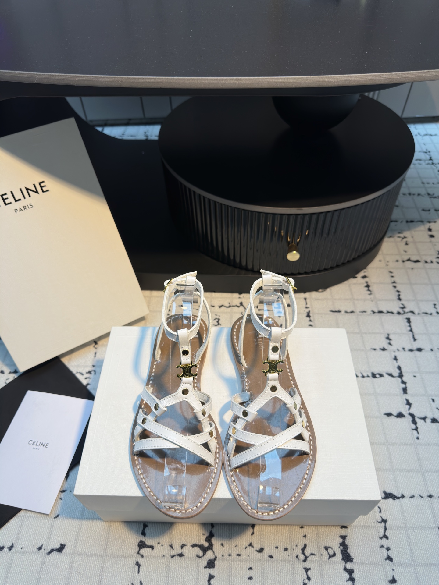 NO:408762,Celine 2025 spring and summer retro Arc de Triomphe fashionable sandals in summer with socks, it is absolutely amazing. The retro point brings a full sense of fashionable appearance. The original version is purchased and developed. The highest output is restored. Original custom retro feel cowhide inner cowhide original mold leather outsole size: 35/40 (40 custom made without return or replacement), sandals, celine, sandals, cowhide, Leather soles, socks19860909Celine思琳2025春夏款款复古凯旋门时髦凉鞋夏天搭配袜子 简直绝绝子了 复古的点上带上了满分时髦感颜值 原版购入开发 依旧最高输出还原 原版定制复古感胎牛皮 内里牛皮 原版开模真皮大底 码数: 35/40（40定做不退不换）,凉鞋,celine,sandals,cowhide,Leather soles,socks,Women's Shoes