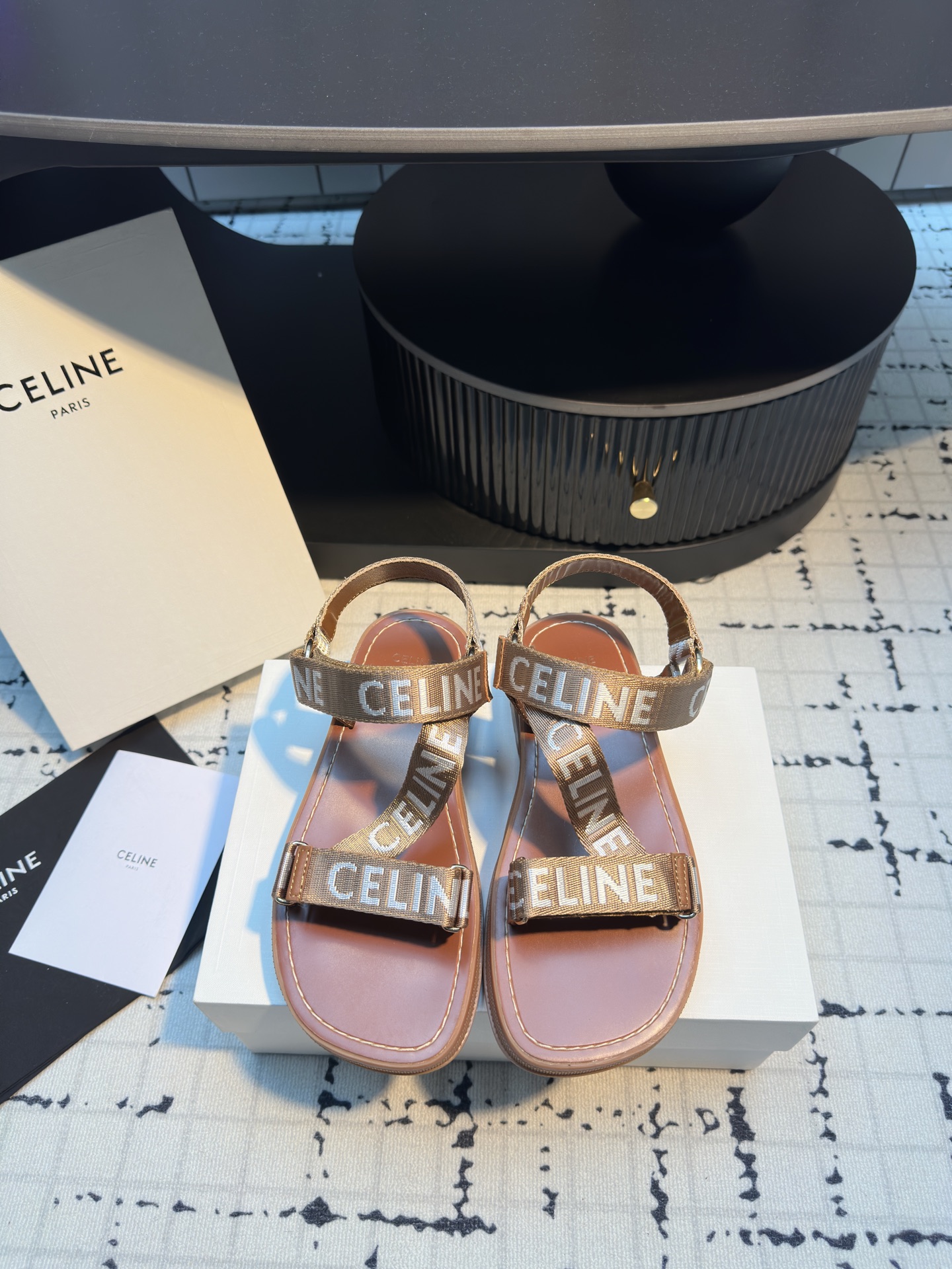 NO:408760,Celine Silin Classic Arc de Triomphe Spring's latest hit beach sandals. Summer paired with socks. It is absolutely amazing. The retro point brings a full sense of fashionable appearance. The original version is purchased and developed. The highest output is restored to the original customized retro feel... Fabric logo webbing Inner Cowhide sole Original open-mold wear-resistant velvet combination sole Size 35/40 (40 custom made without return or replacement), sandals, celine, sandals, cowhide, socks19860909Celine思琳 经典凯旋门春最新爆款沙滩凉鞋 夏天搭配袜子 简直绝绝子 复古的点上带上了满分时髦感颜值原版购入开发 依旧最高输出 还原原版定制复古感…… 面料 logo织带 内里 牛皮大底 原版开模耐磨绒组合大底 码数35/40（40定做不退不换）,凉鞋,celine,sandals,cowhide,socks,Women's Shoes