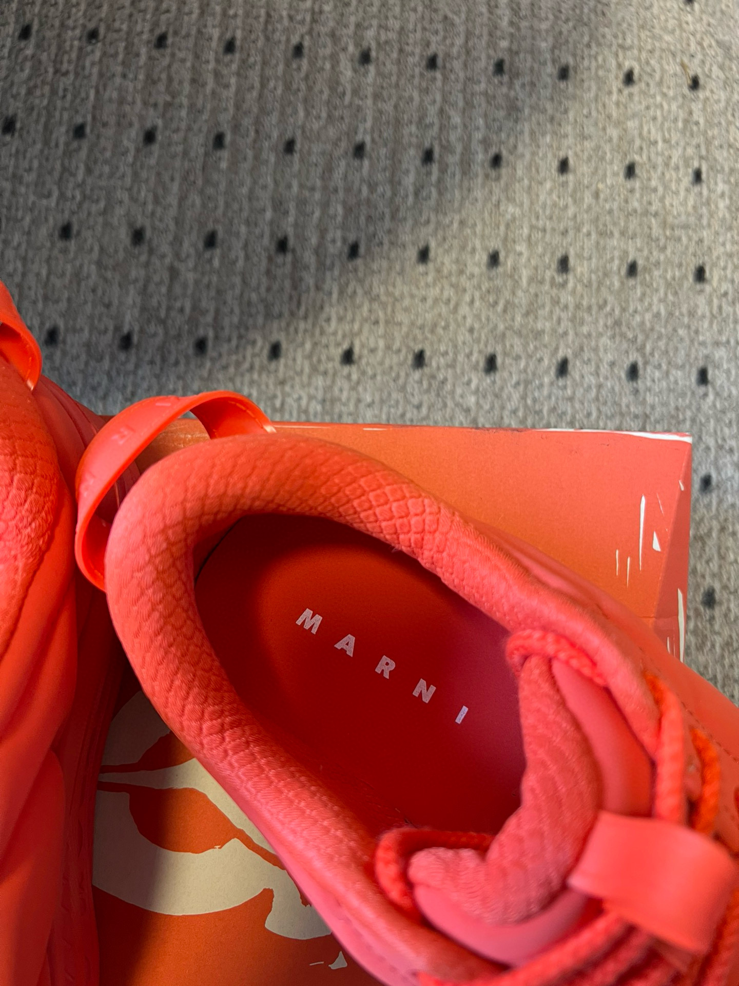 Marni x Hoka BondiB3: Fashionable Comfort in Puffy-Bread Sneakers - 图片 4