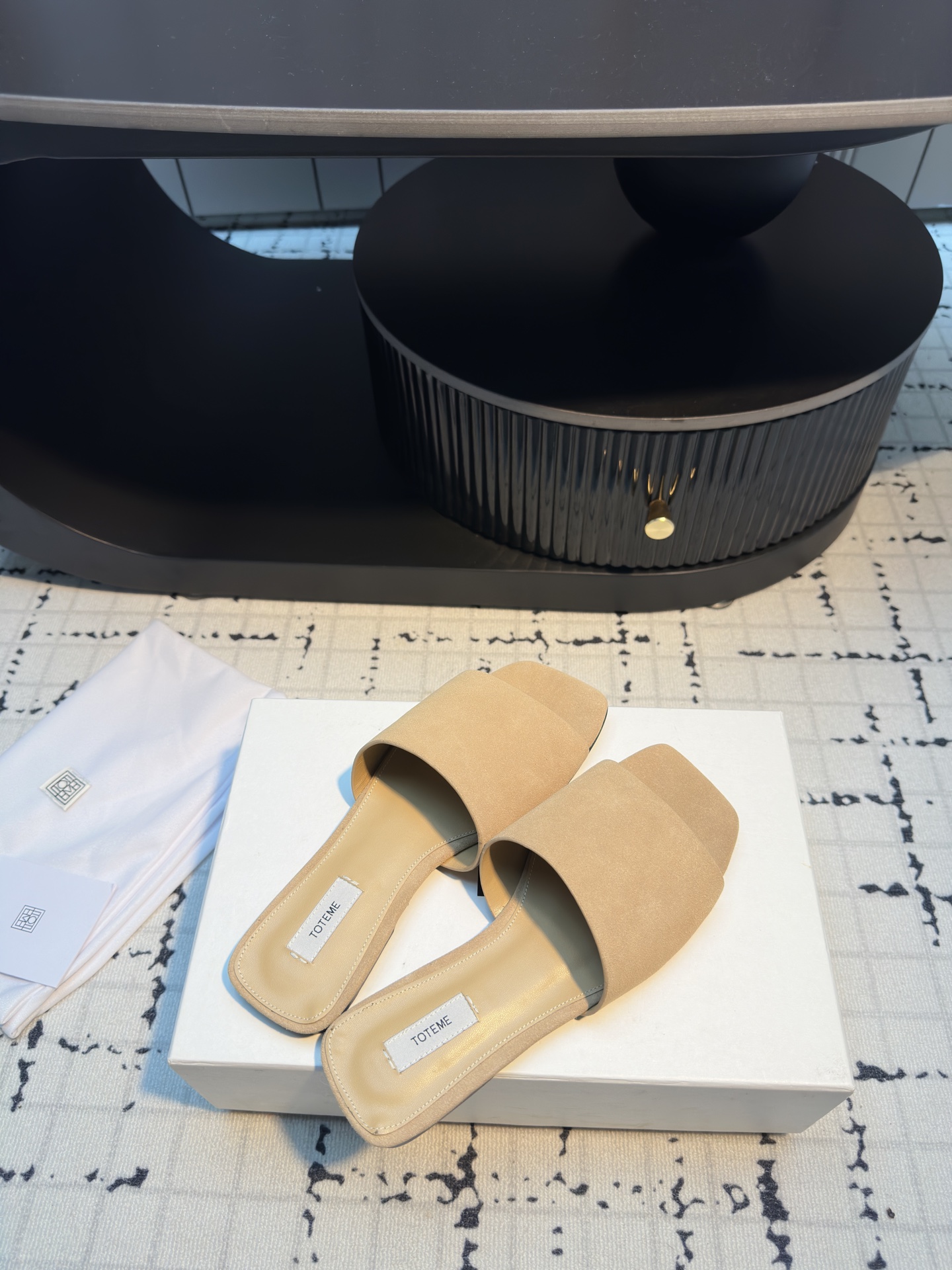 TOTEME 25s: Elegant Flat-Bed Slippers with High-Quality Materials. - 图片 6