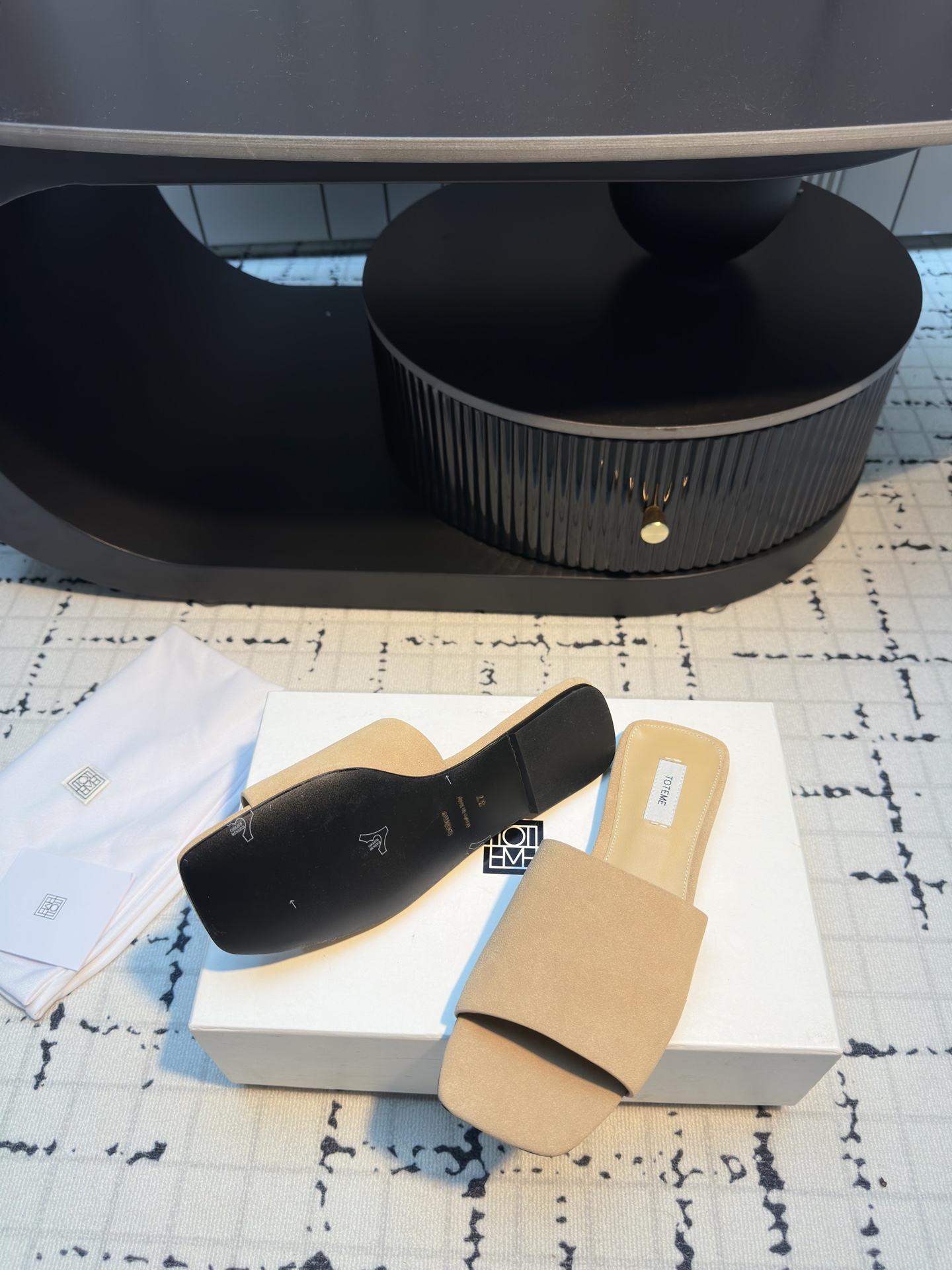 TOTEME 25s: Elegant Flat-Bed Slippers with High-Quality Materials. - 图片 7