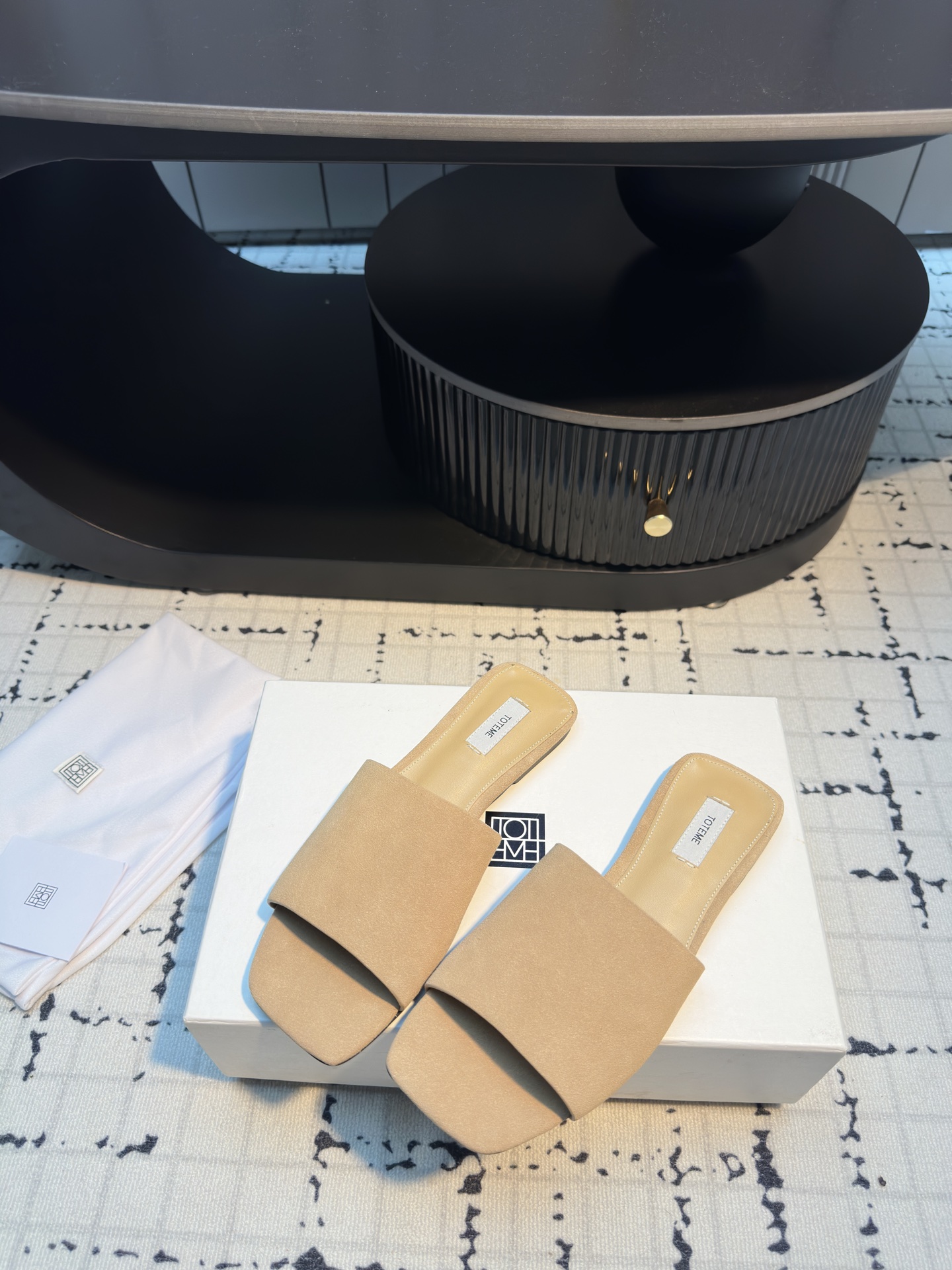 TOTEME 25s: Elegant Flat-Bed Slippers with High-Quality Materials. - 图片 3