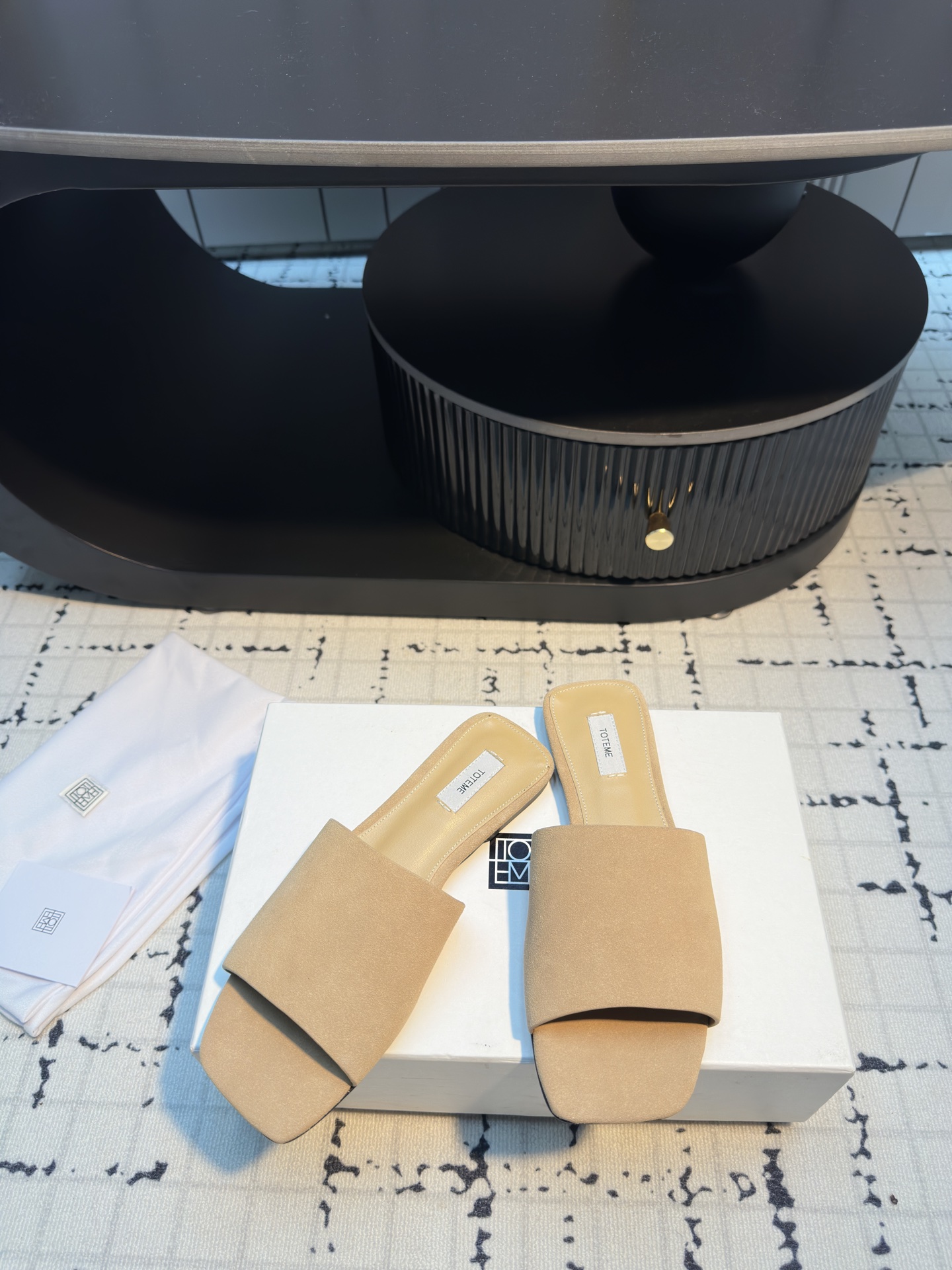 TOTEME 25s: Elegant Flat-Bed Slippers with High-Quality Materials. - 图片 4