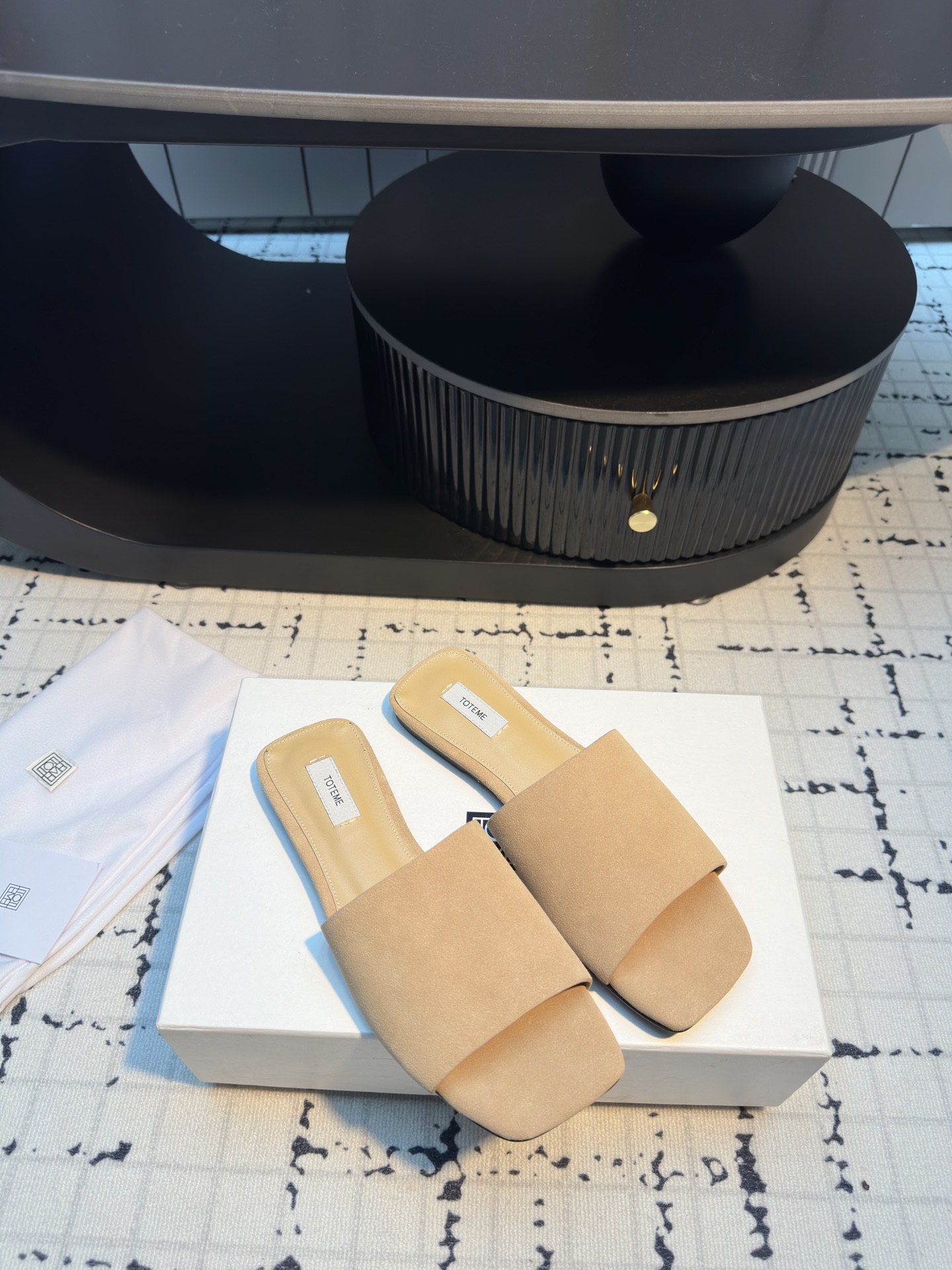 TOTEME 25s: Elegant Flat-Bed Slippers with High-Quality Materials. - 图片 2