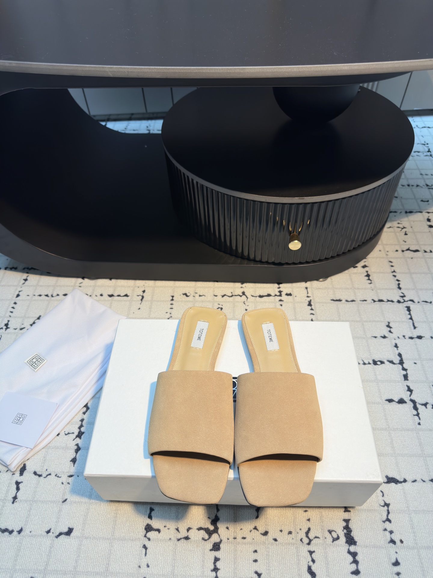 TOTEME 25s: Elegant Flat-Bed Slippers with High-Quality Materials. - 图片 1