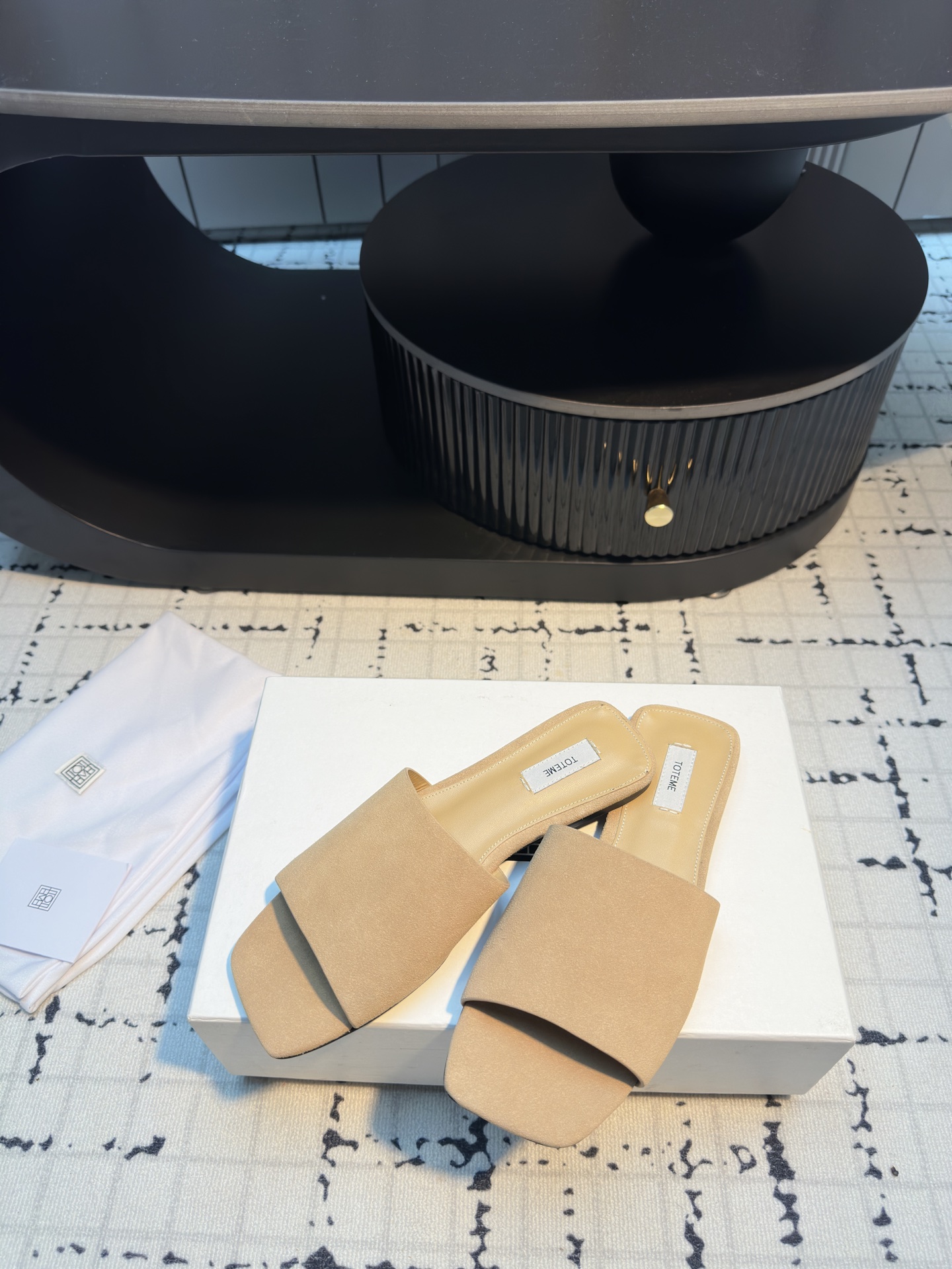 TOTEME 25s: Elegant Flat-Bed Slippers with High-Quality Materials. - 图片 5