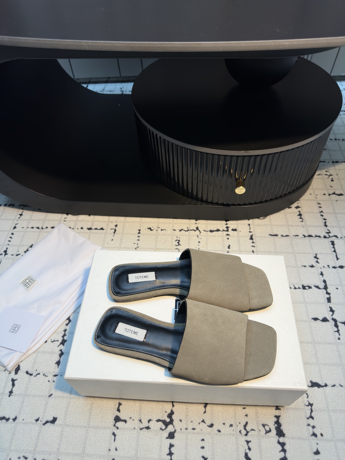 TOTEME 25s: Elegant Flat-Bed Slippers with High Fashion Appeal - 图片 6