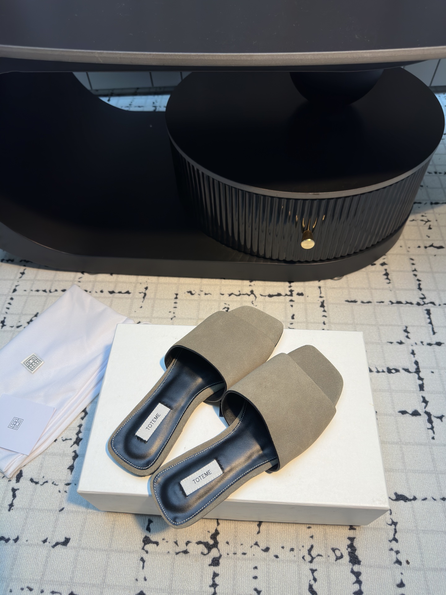 TOTEME 25s: Elegant Flat-Bed Slippers with High Fashion Appeal - 图片 7