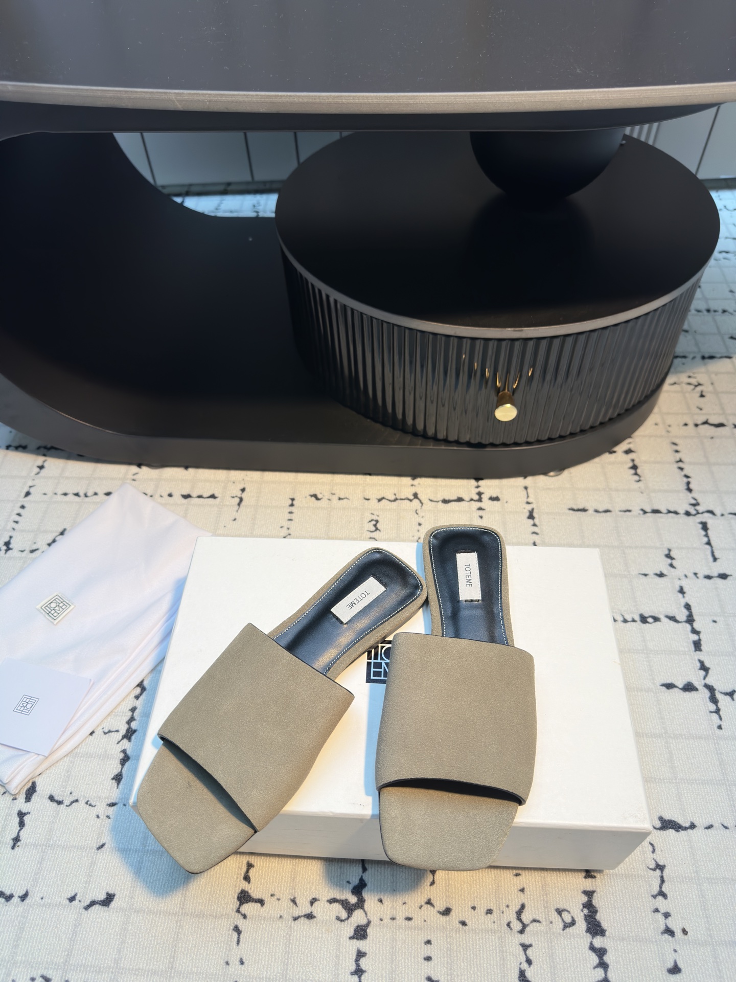 TOTEME 25s: Elegant Flat-Bed Slippers with High Fashion Appeal - 图片 4