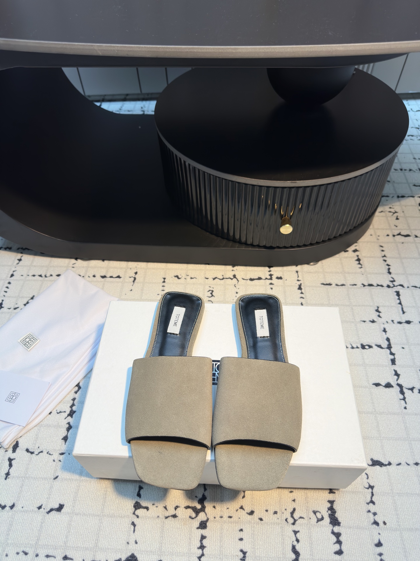 TOTEME 25s: Elegant Flat-Bed Slippers with High Fashion Appeal - 图片 1