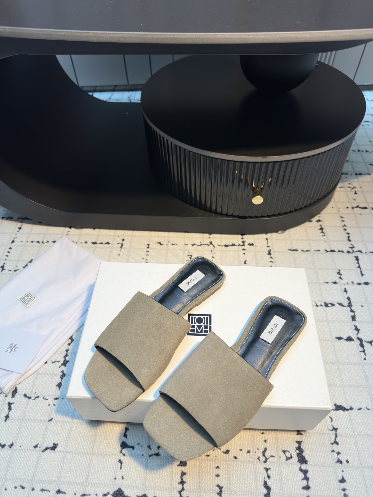 TOTEME 25s: Elegant Flat-Bed Slippers with High Fashion Appeal - 图片 3