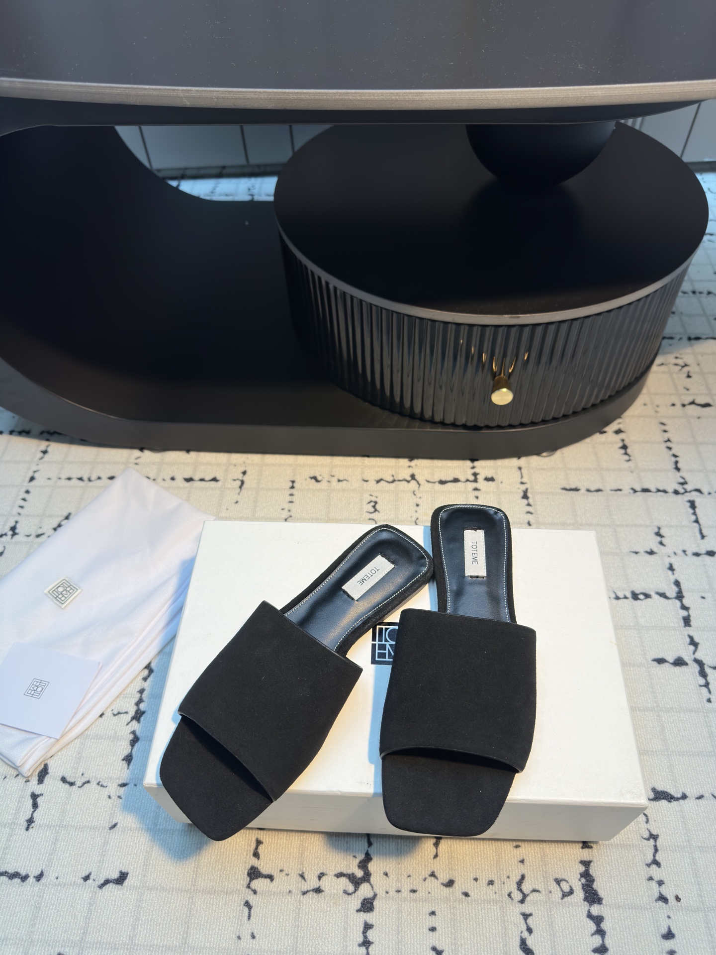 TOTEME 25s: Elegant Flat-Bed Slippers with Cow Velvet and Imported Sheep Skin - 图片 4
