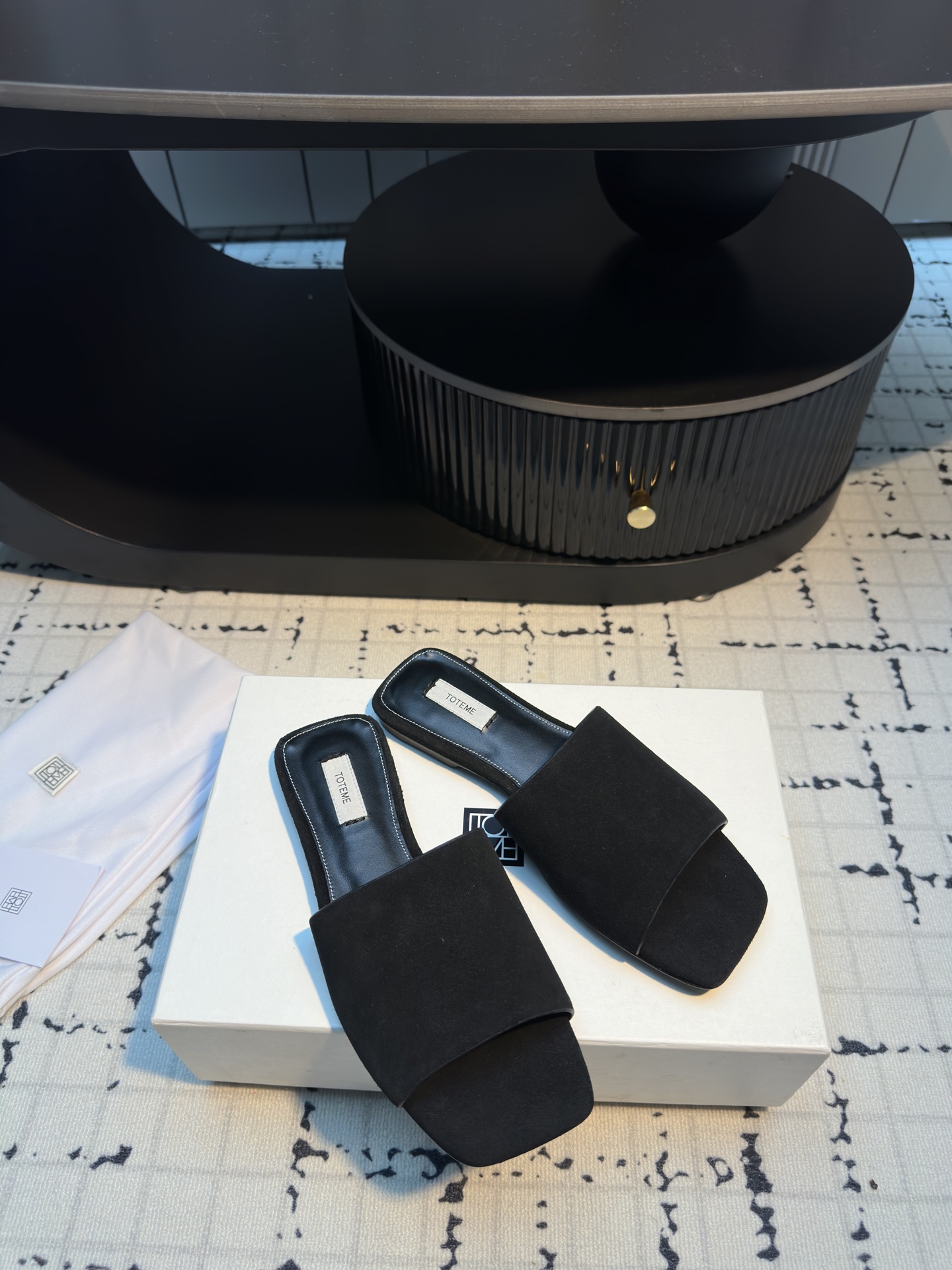 TOTEME 25s: Elegant Flat-Bed Slippers with Cow Velvet and Imported Sheep Skin - 图片 2