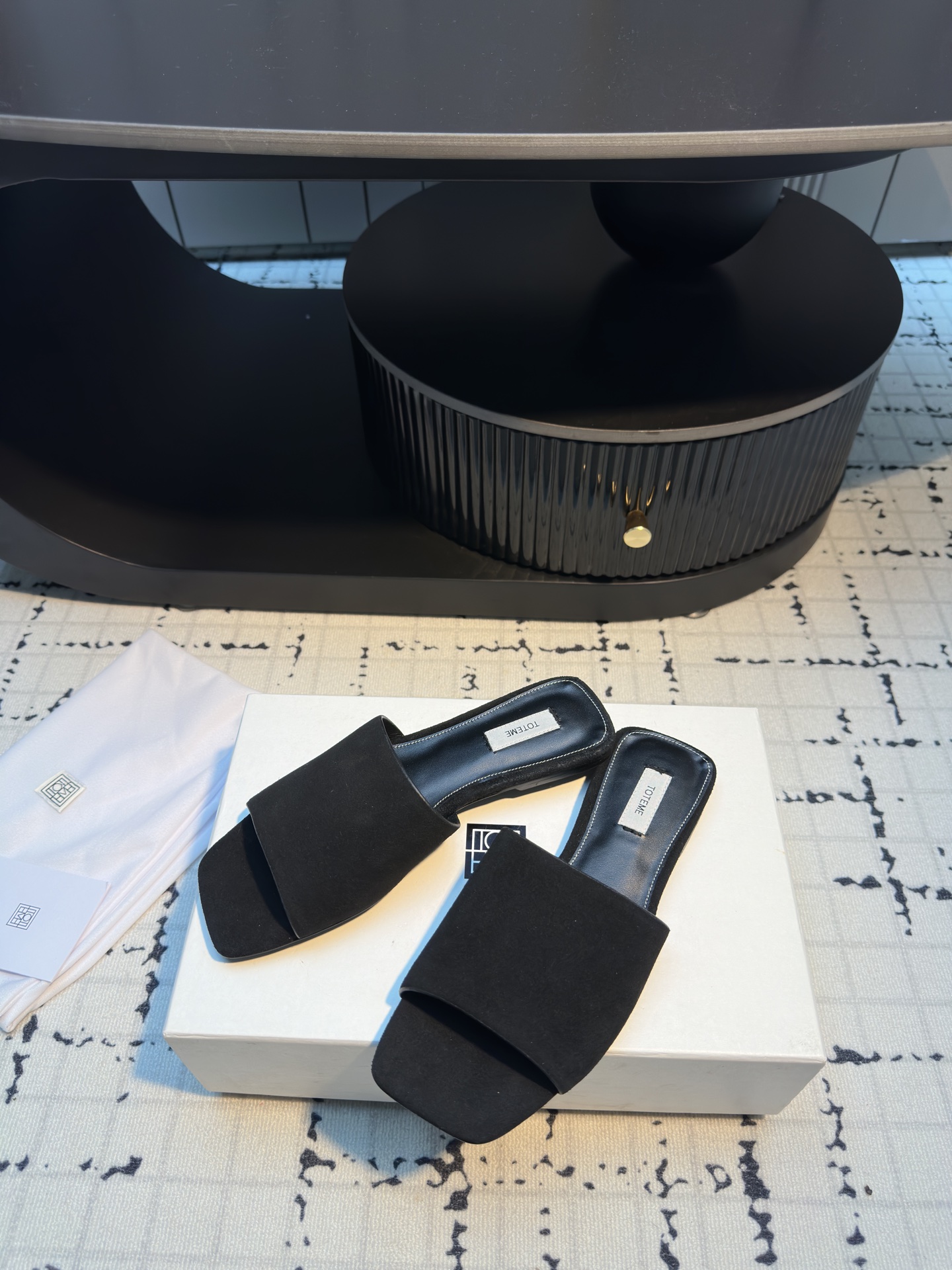 TOTEME 25s: Elegant Flat-Bed Slippers with Cow Velvet and Imported Sheep Skin - 图片 5