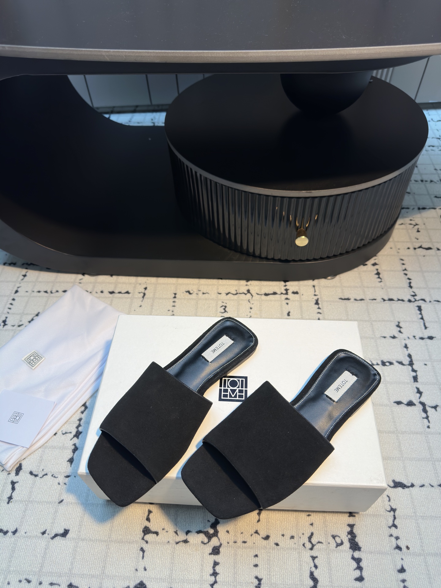 TOTEME 25s: Elegant Flat-Bed Slippers with Cow Velvet and Imported Sheep Skin - 图片 3