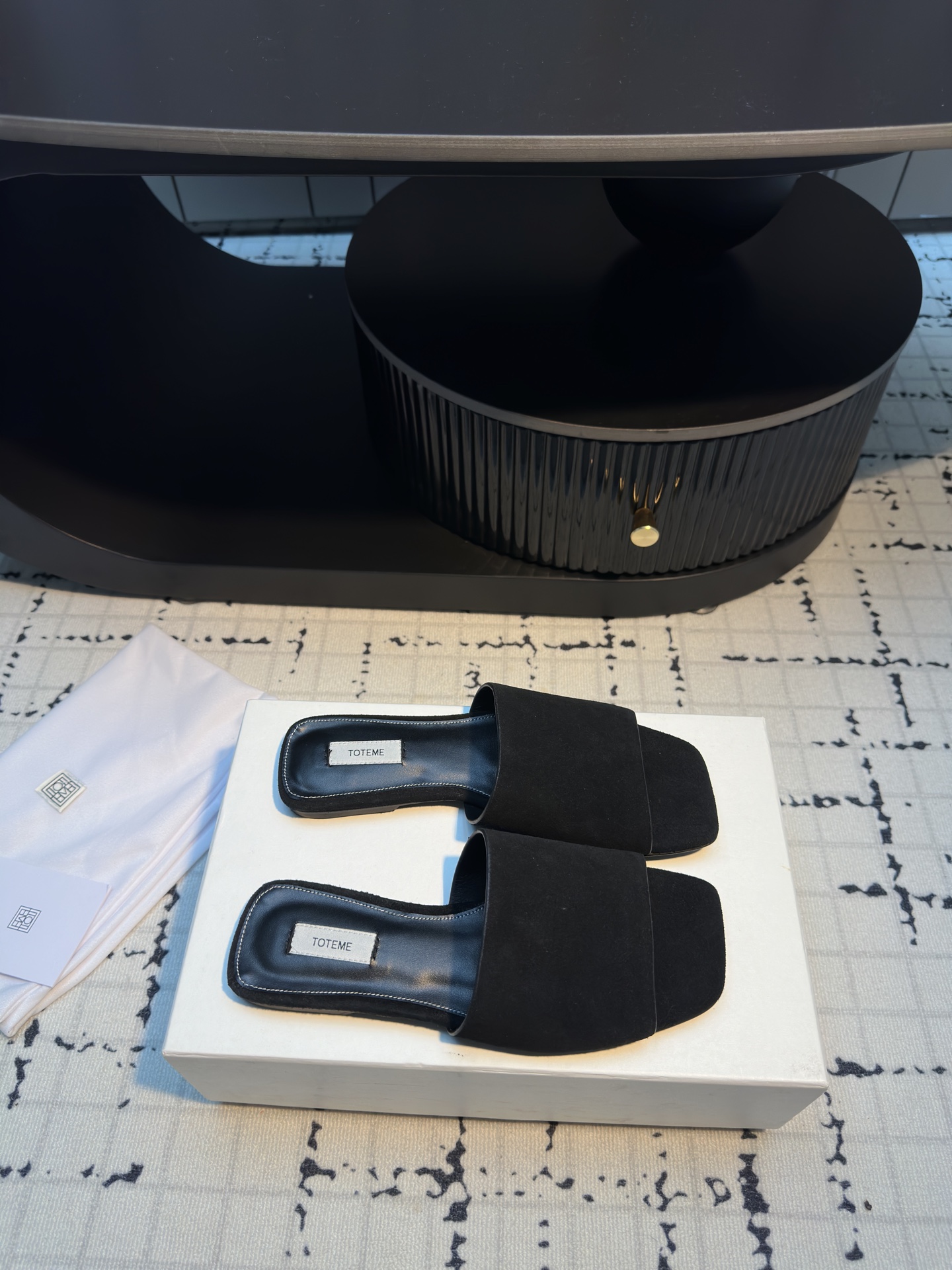TOTEME 25s: Elegant Flat-Bed Slippers with Cow Velvet and Imported Sheep Skin - 图片 6