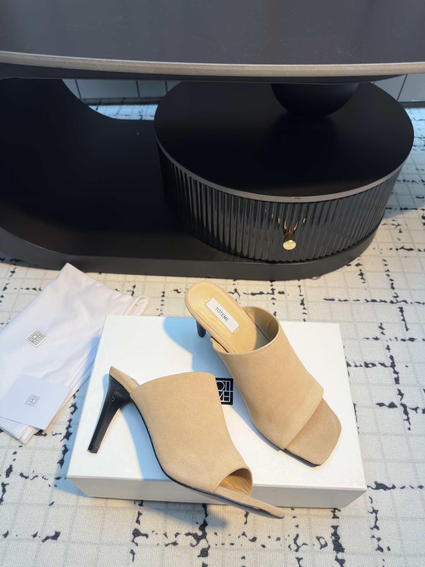 TOTEME 25s: Elegant Flat-Bed Slippers in Cow Velvet and Sheep Skin - 图片 4