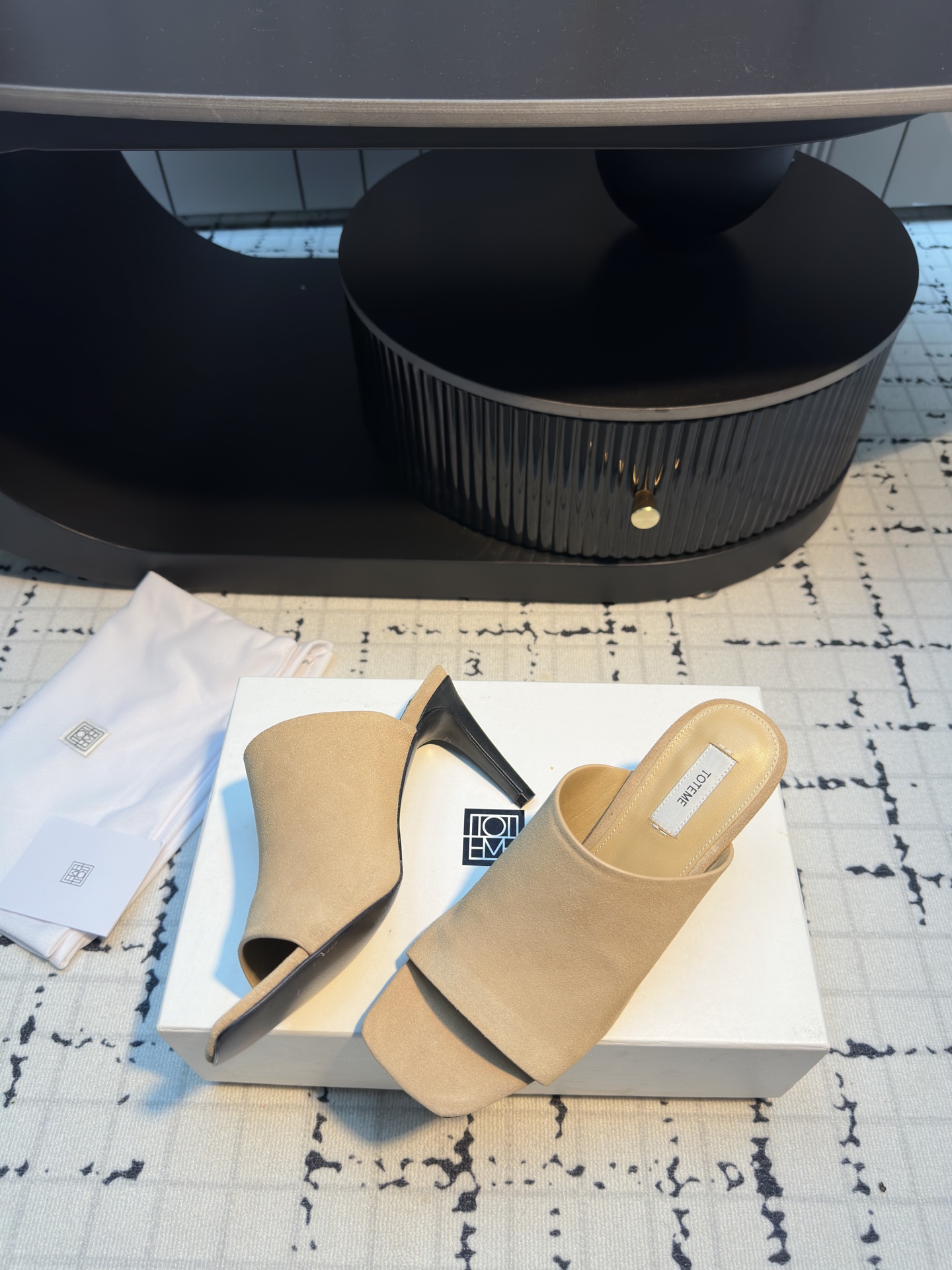 TOTEME 25s: Elegant Flat-Bed Slippers in Cow Velvet and Sheep Skin - 图片 6