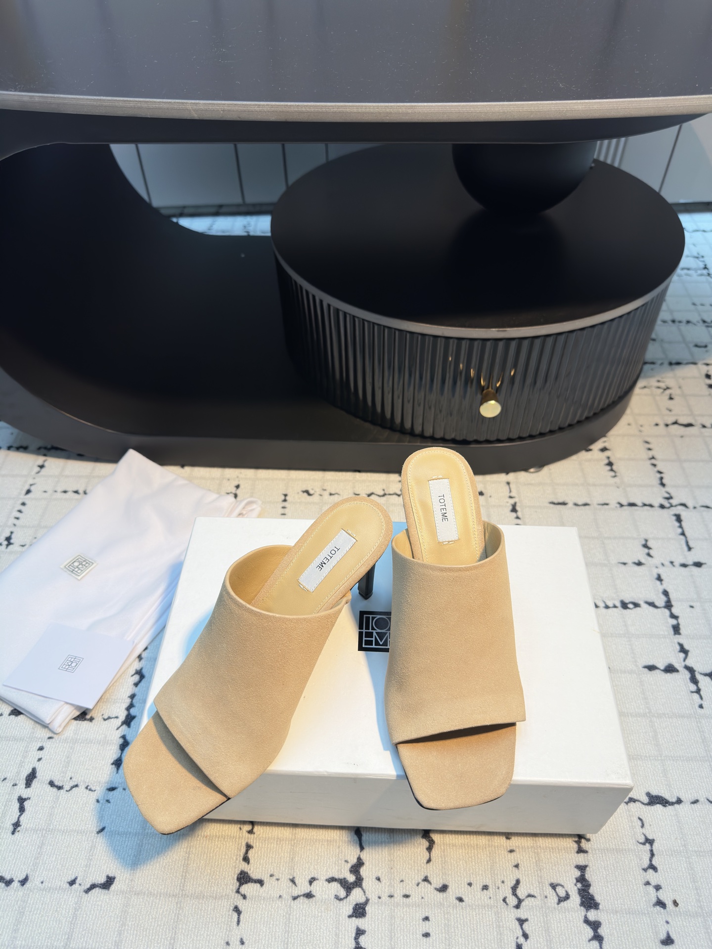 TOTEME 25s: Elegant Flat-Bed Slippers in Cow Velvet and Sheep Skin - 图片 3