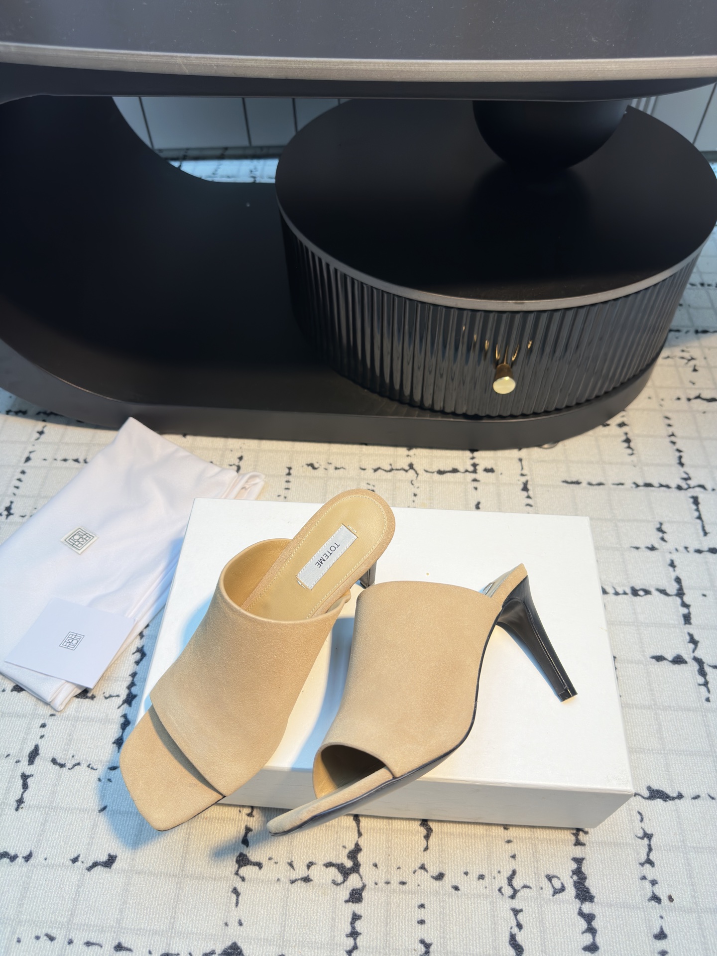 TOTEME 25s: Elegant Flat-Bed Slippers in Cow Velvet and Sheep Skin - 图片 5