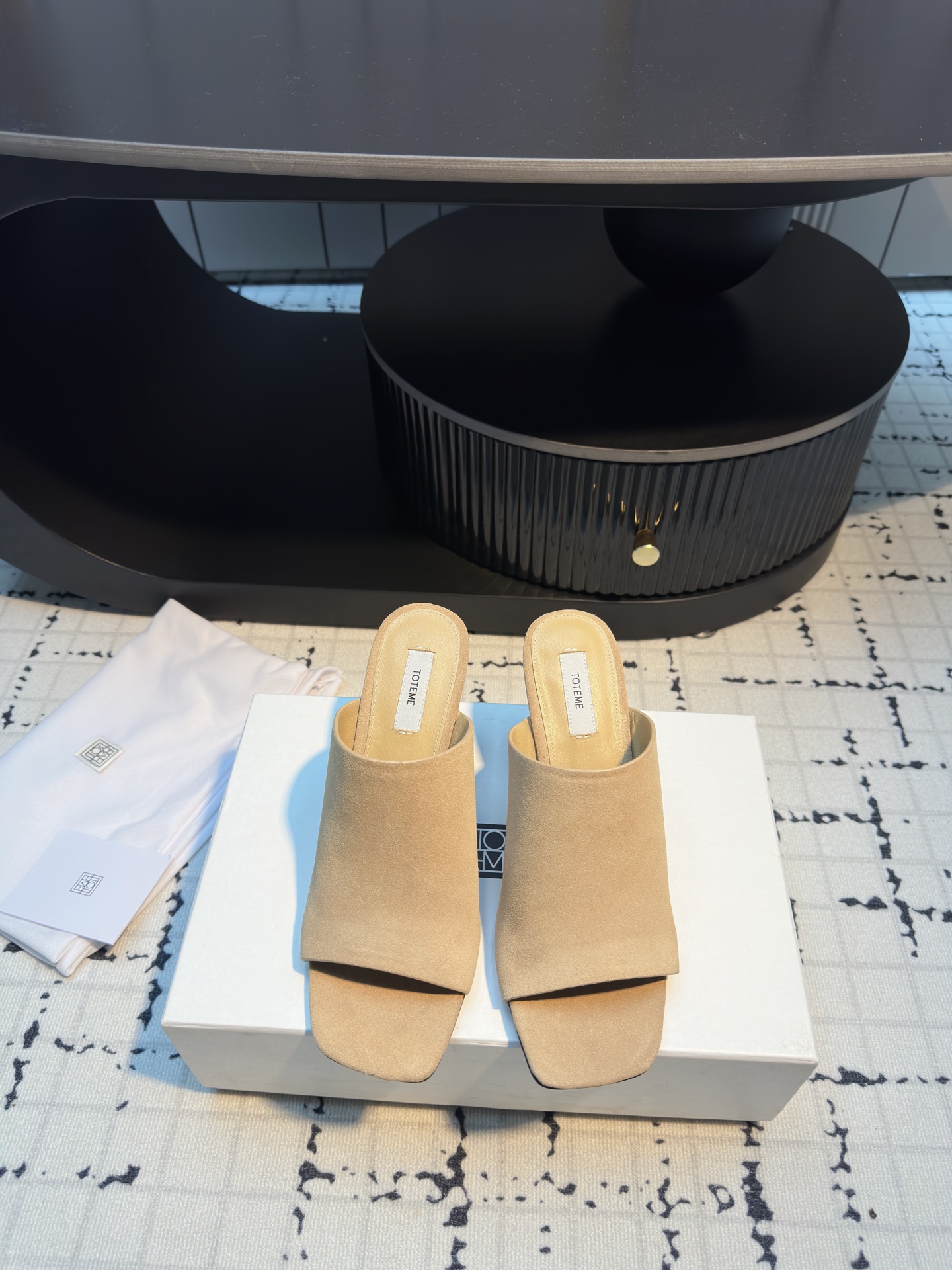 TOTEME 25s: Elegant Flat-Bed Slippers in Cow Velvet and Sheep Skin - 图片 7