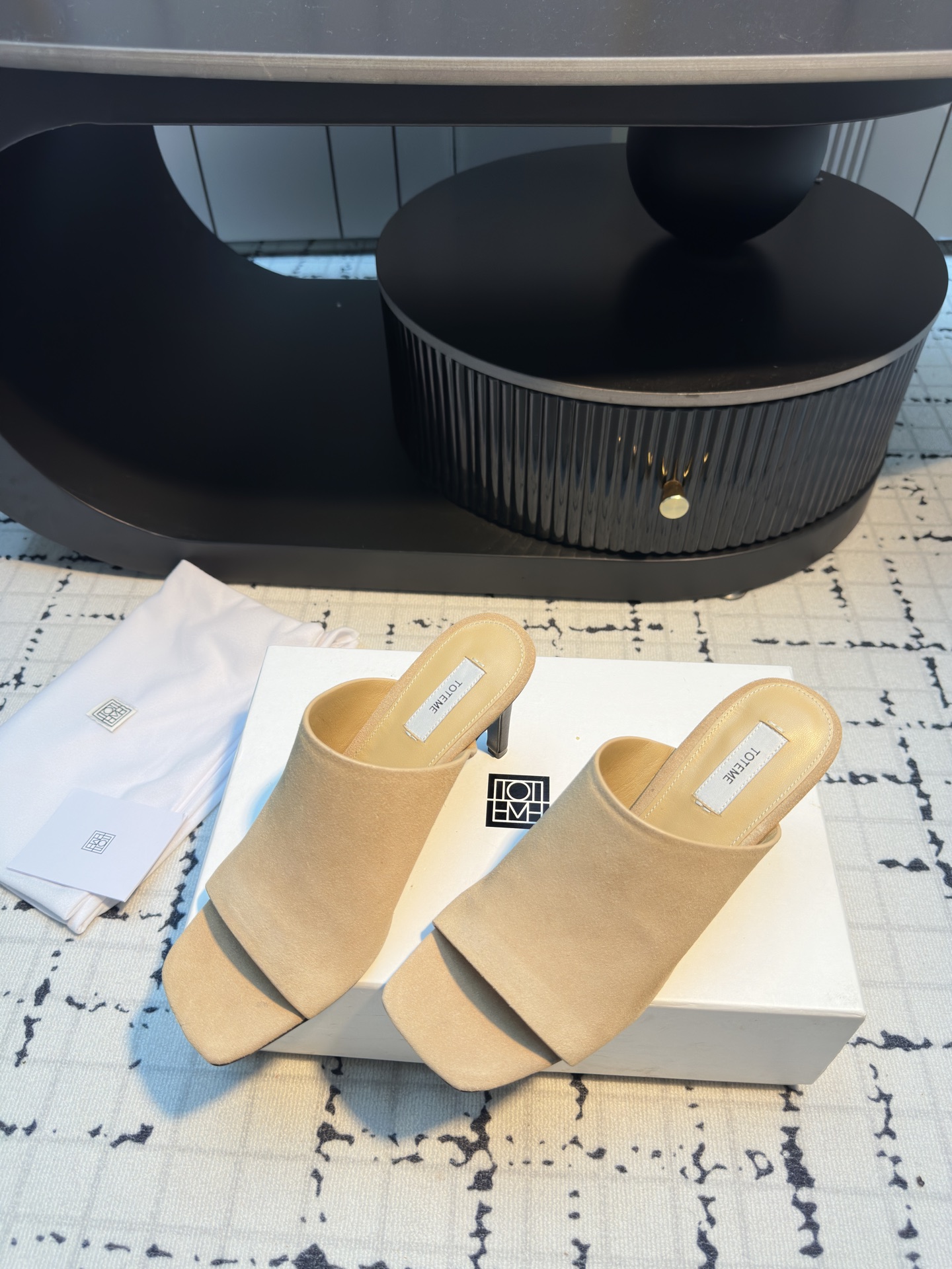 TOTEME 25s: Elegant Flat-Bed Slippers in Cow Velvet and Sheep Skin - 图片 2